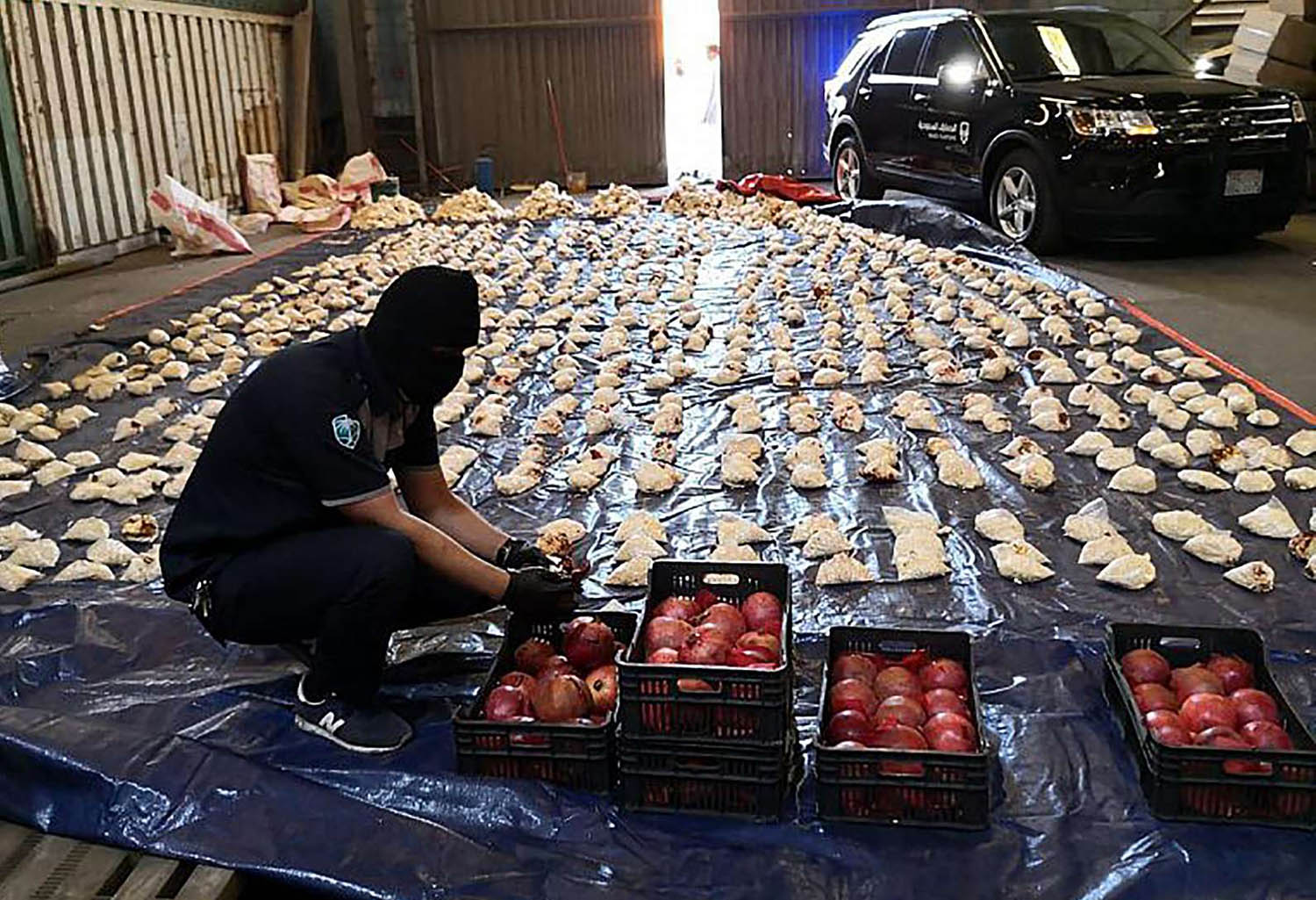 صورة وزعتها دائرة الجمارك السعودية عن تهريب مخدرات من لبنان