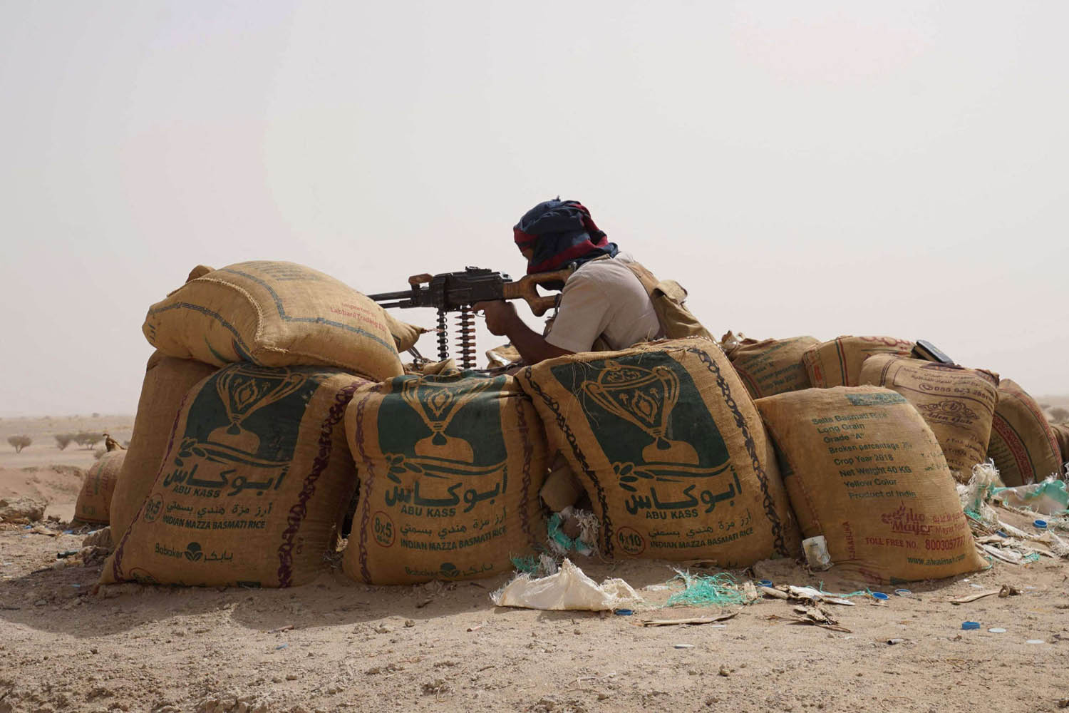 مقاتل من الشرعية في خط دفاعي عن مأرب