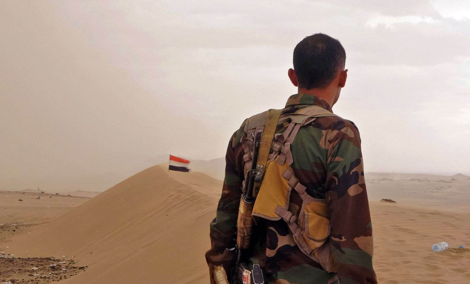 مقاتل يمني من الشرعية على حدود مأرب