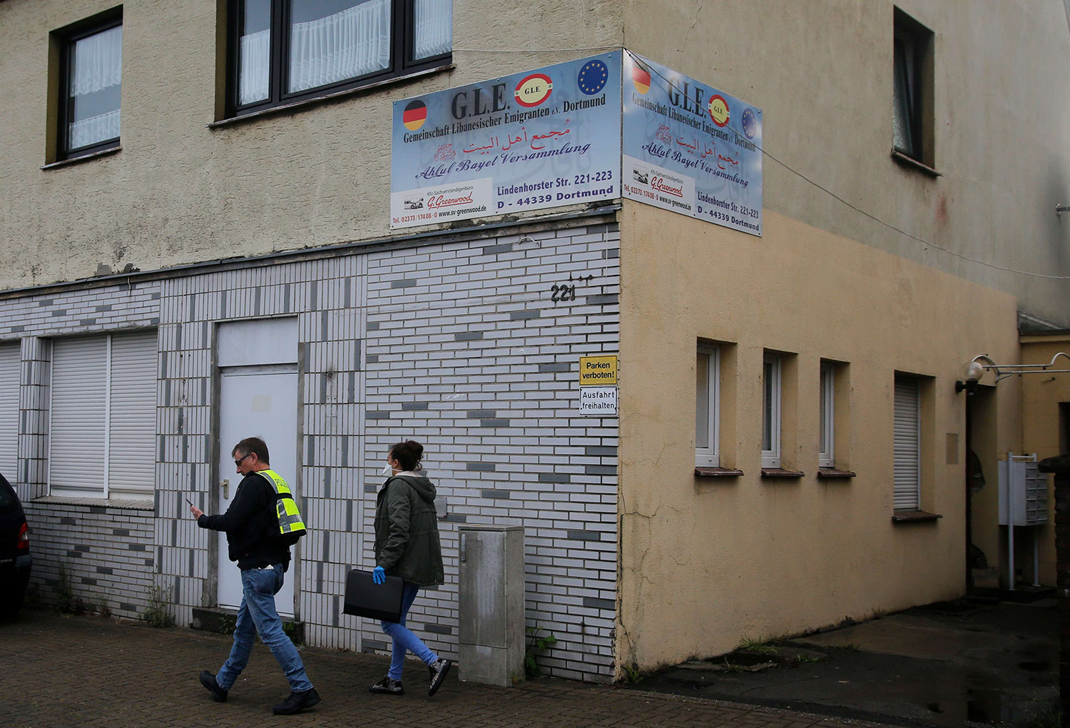 German special police walks in front of the premises of the Gemeinschaft libanesischer Emigranten e.V. (community of Lebanese emigrants) in Dortmund