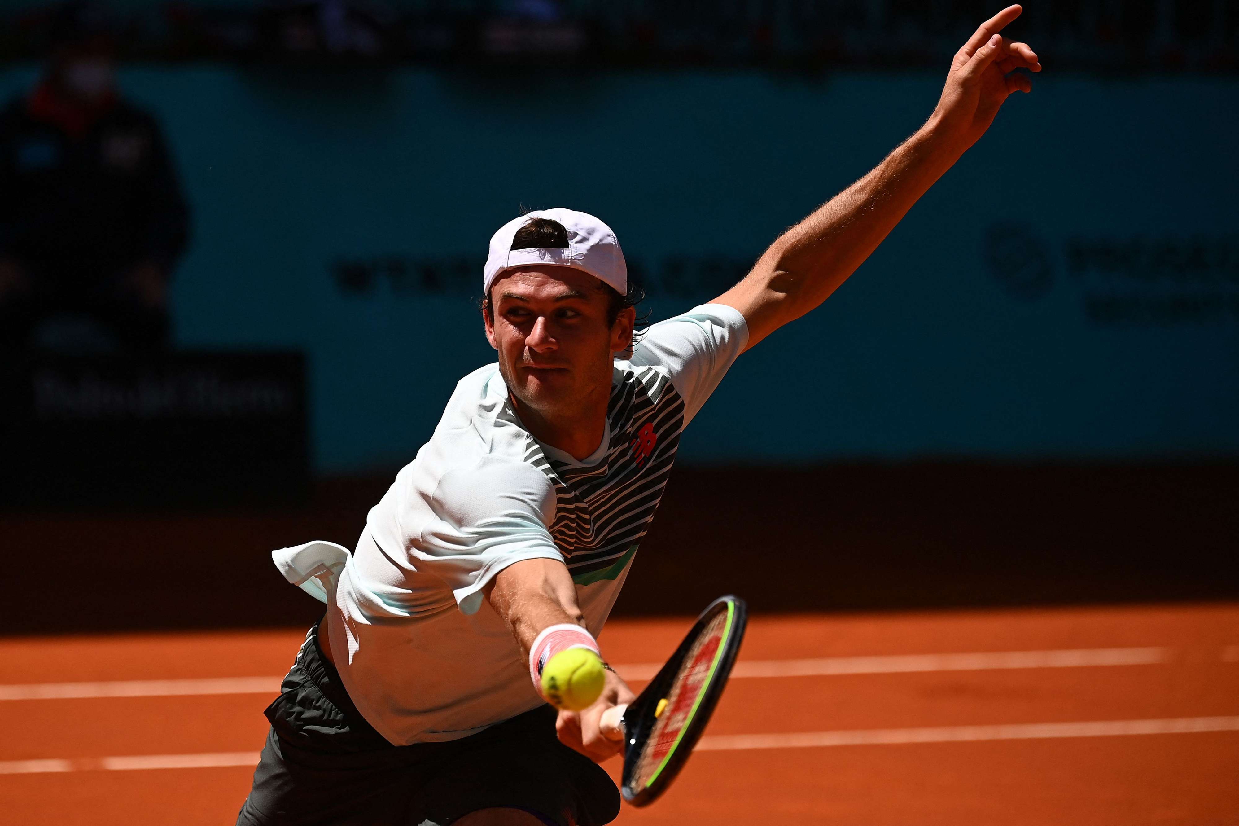 لاعب التنس الروسي يحجز بشق النفس بطاقته الى الدور الثالث