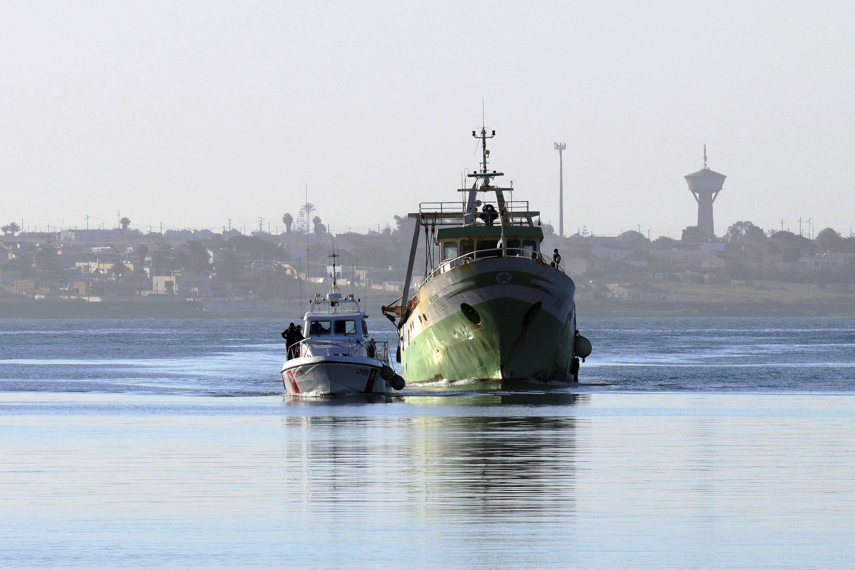 السفن الإيطالية تعيد التوتر حول حقوق الصيد البحري في المياه الليبية