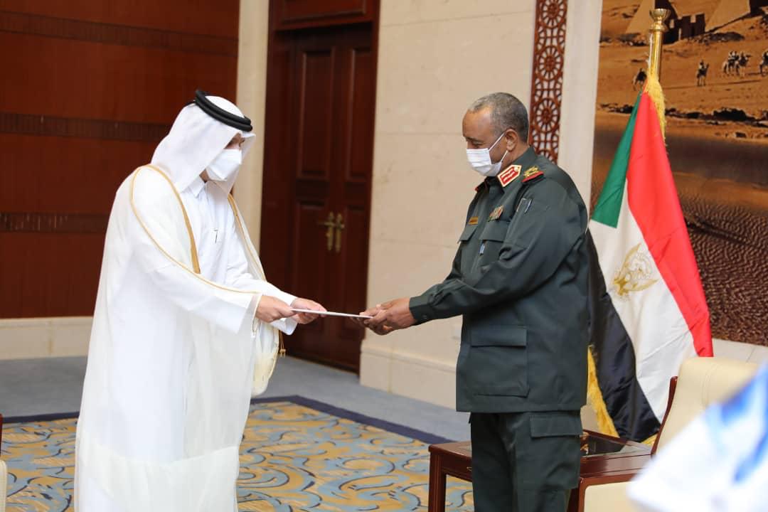 البرهان يتسلم رسالة خطية من أمير قطر