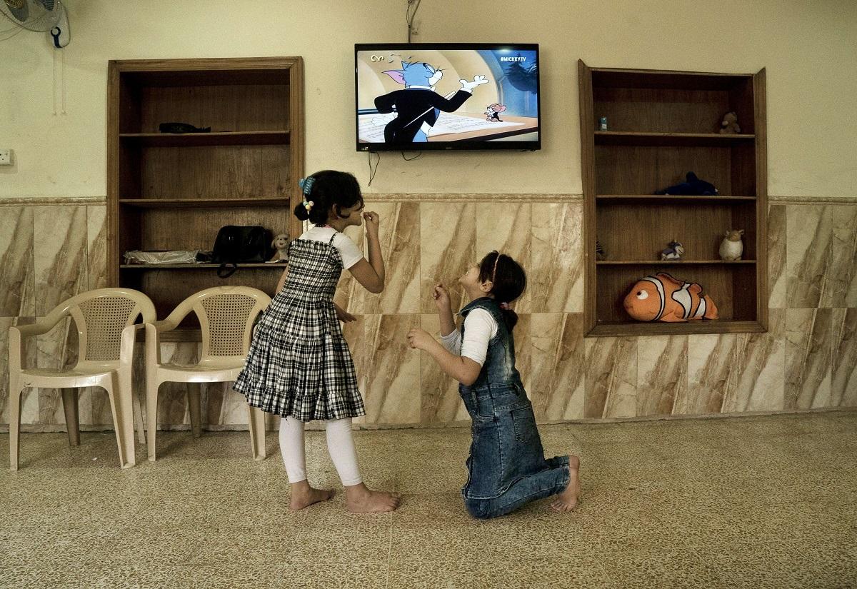 طفلتان عراقيتان تشاهدان كرتون توم وجيري