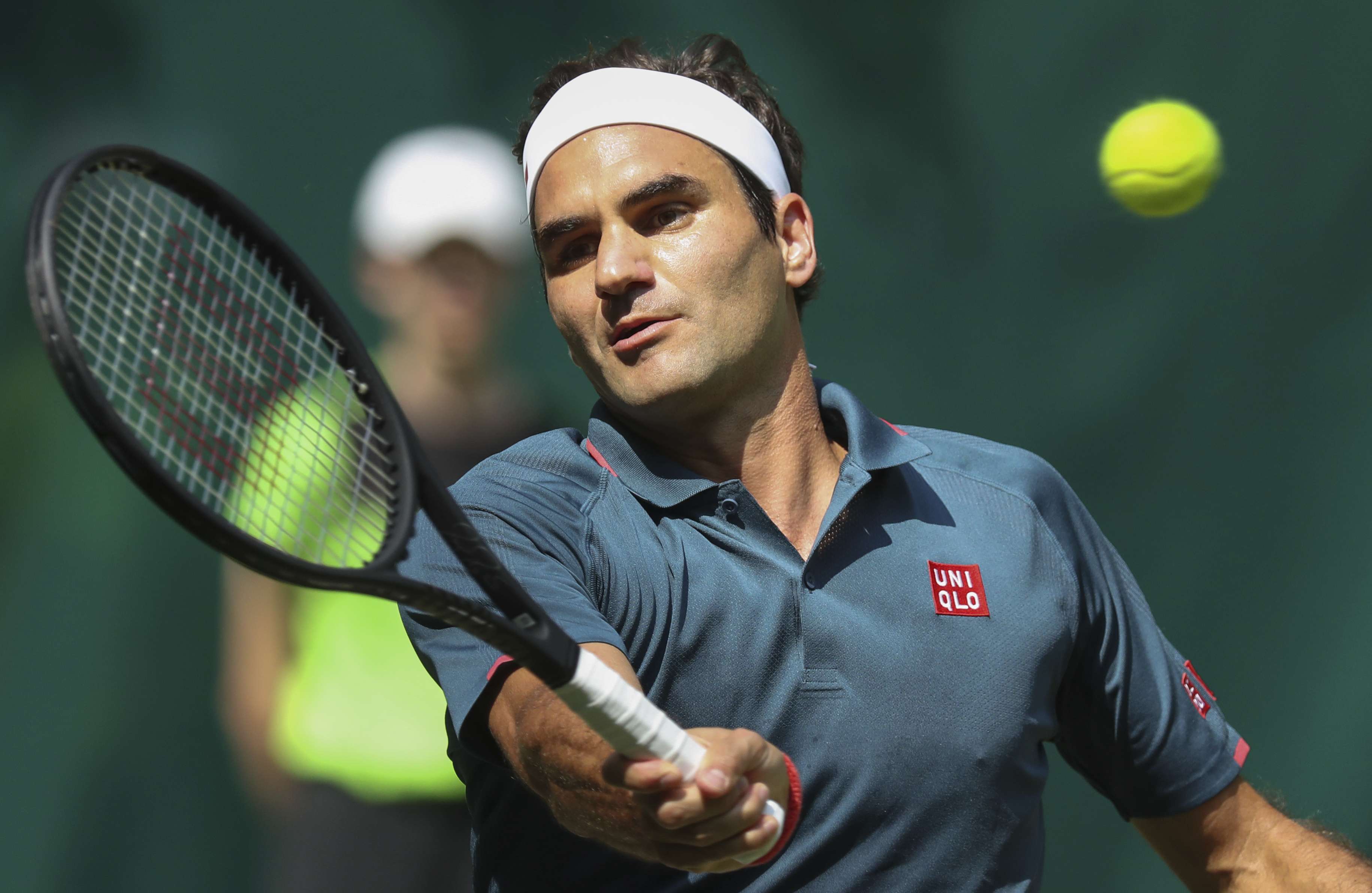 خسارة مفاجئة للأسطورة السويسرية على ملاعب العشبية