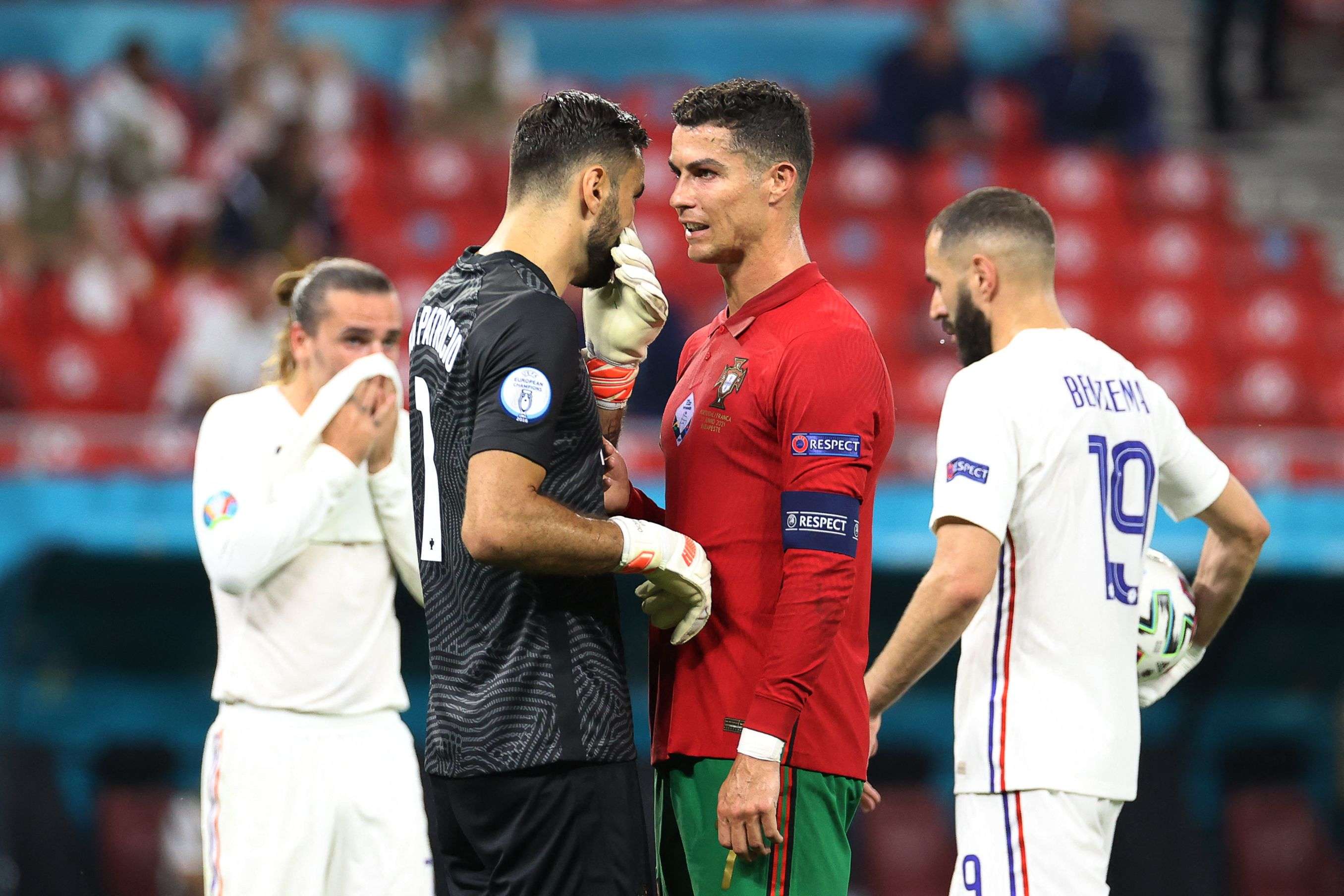 المهاجم البرتغالي يسجل هدفين في مرمى غريمه الفرنسي