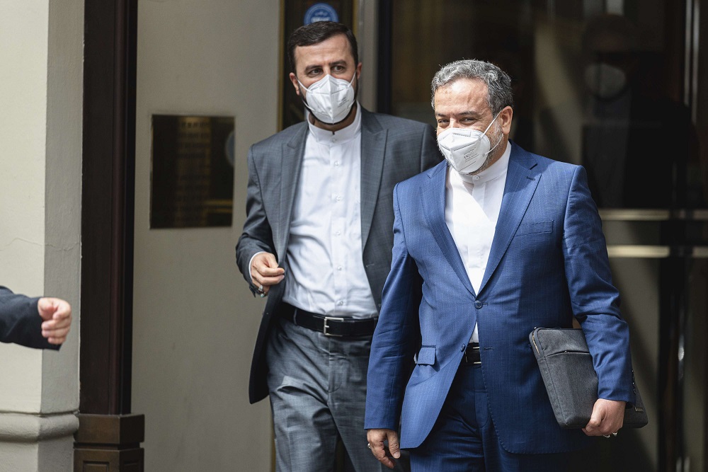 مفاوضو إيران يغادرون معقل المحادثات النووية في فيينا