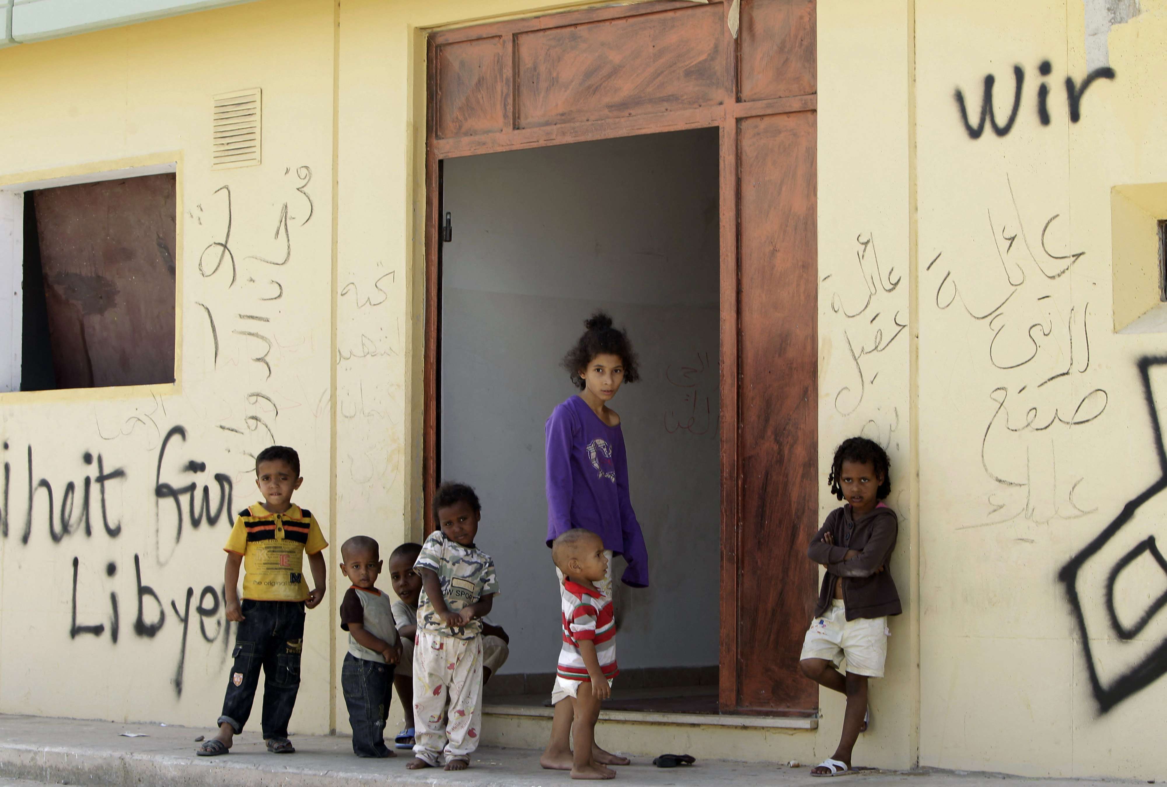 ما تبقى من باب العزيزية بعد قصف الناتو بقايا منازل في كومة خراب