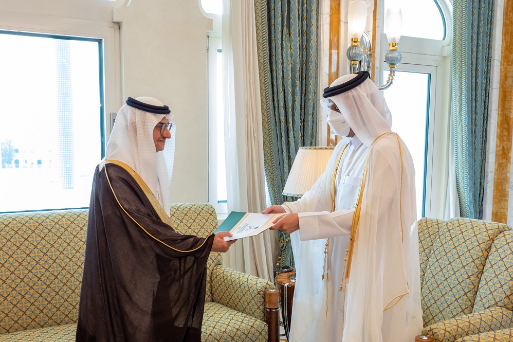 وزير الخارجية القطري يتسلم اوراق اعتماد السفير السعودي لدى الدوحة