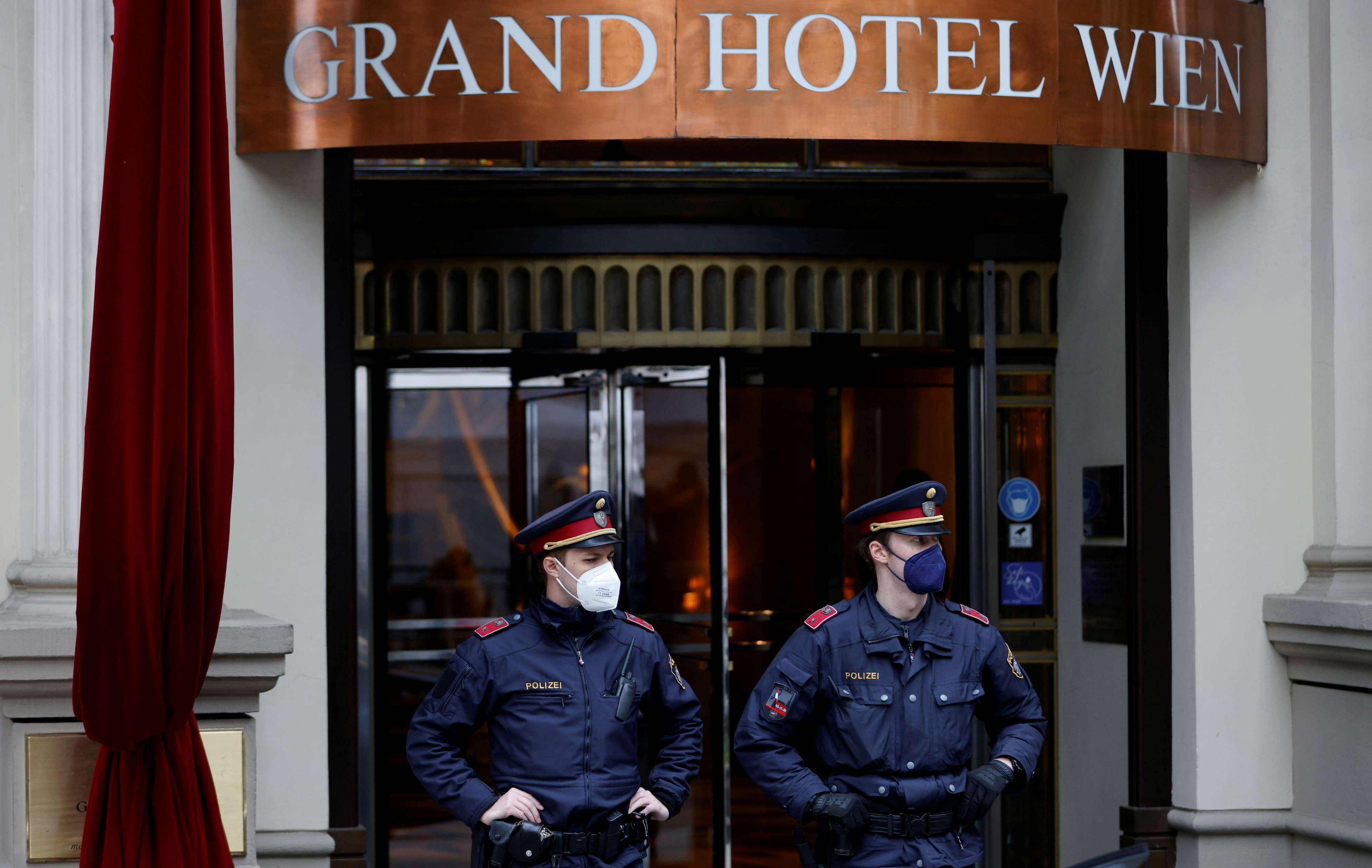 داخل غرف المفاوضات المغلقة في فيينا تعقيدات وتباينات وخارجها تصريحات مغرقة في التفاؤل