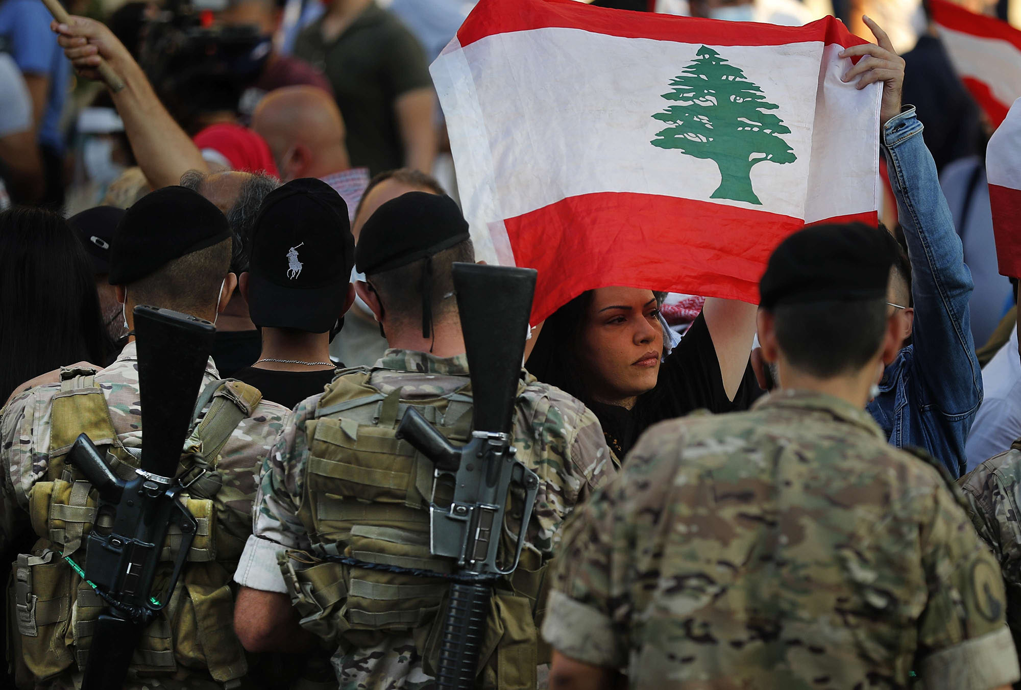الجيش في قلب الازمة الاقتصادية وعلى أطراف الازمة السياسية
