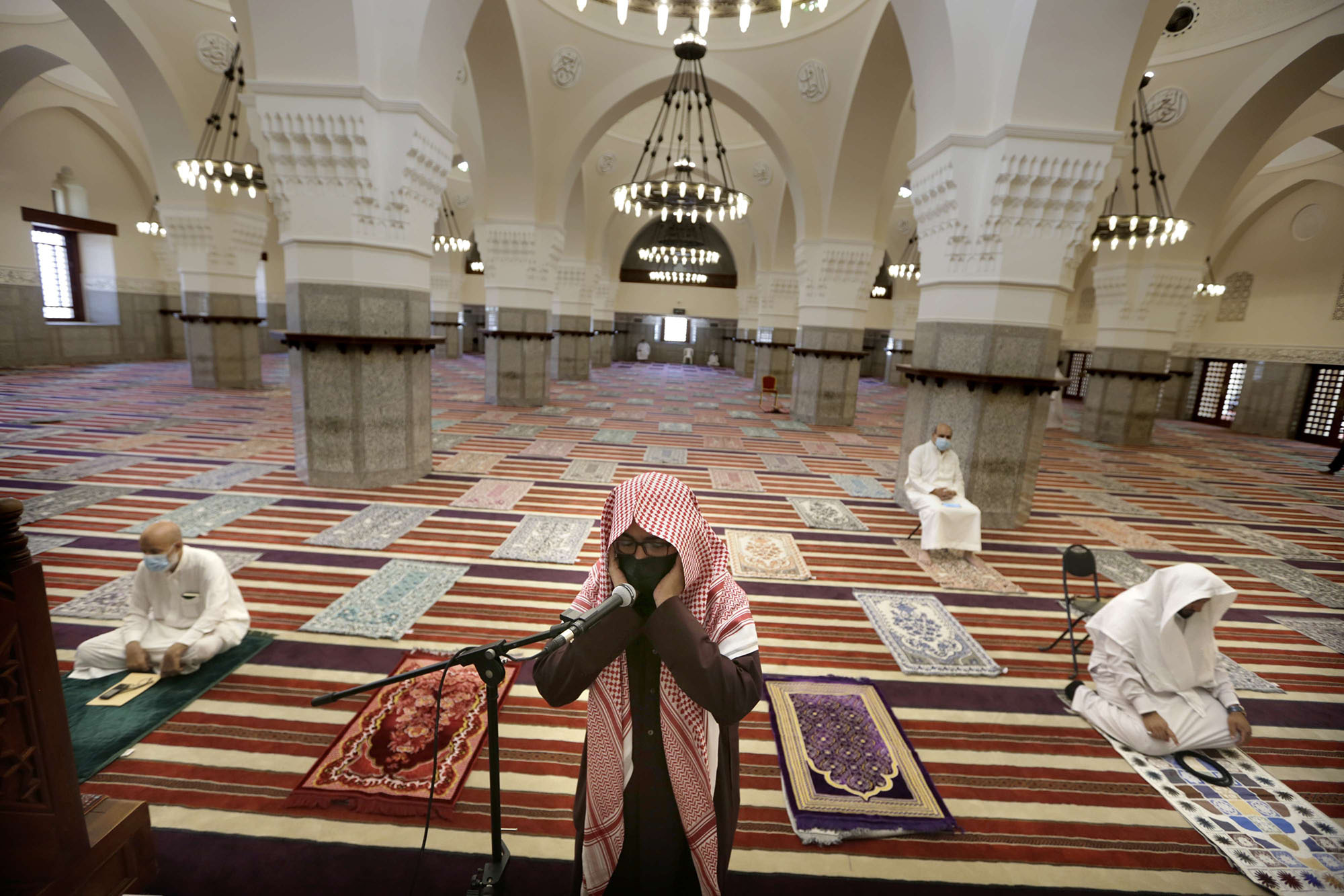 أجهزة تكبير الصوت تعمل الان بثلث قوتها