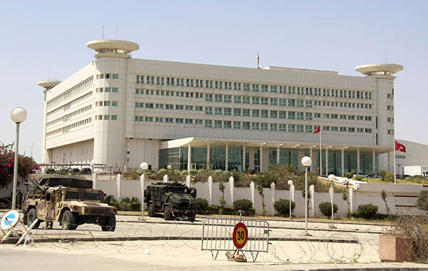الجيش يؤكد أن علاقته بالتلفزيون لا تتجاوز حماية المبنى وتأمينه