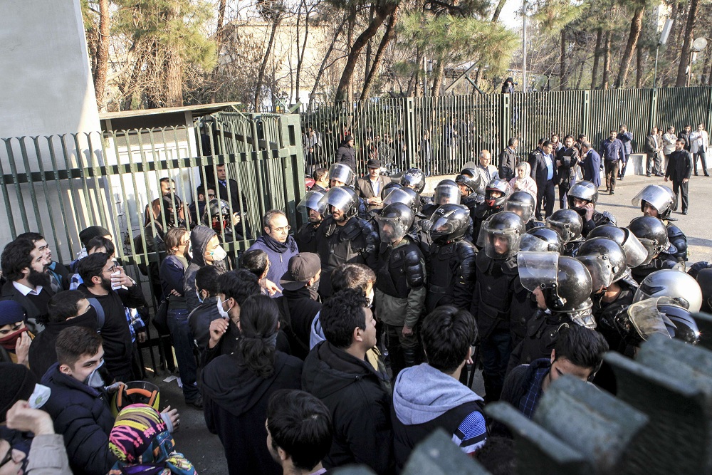 إيران تلجأ إلى الخيار الأمني في مواجهة أي حراك شعبي