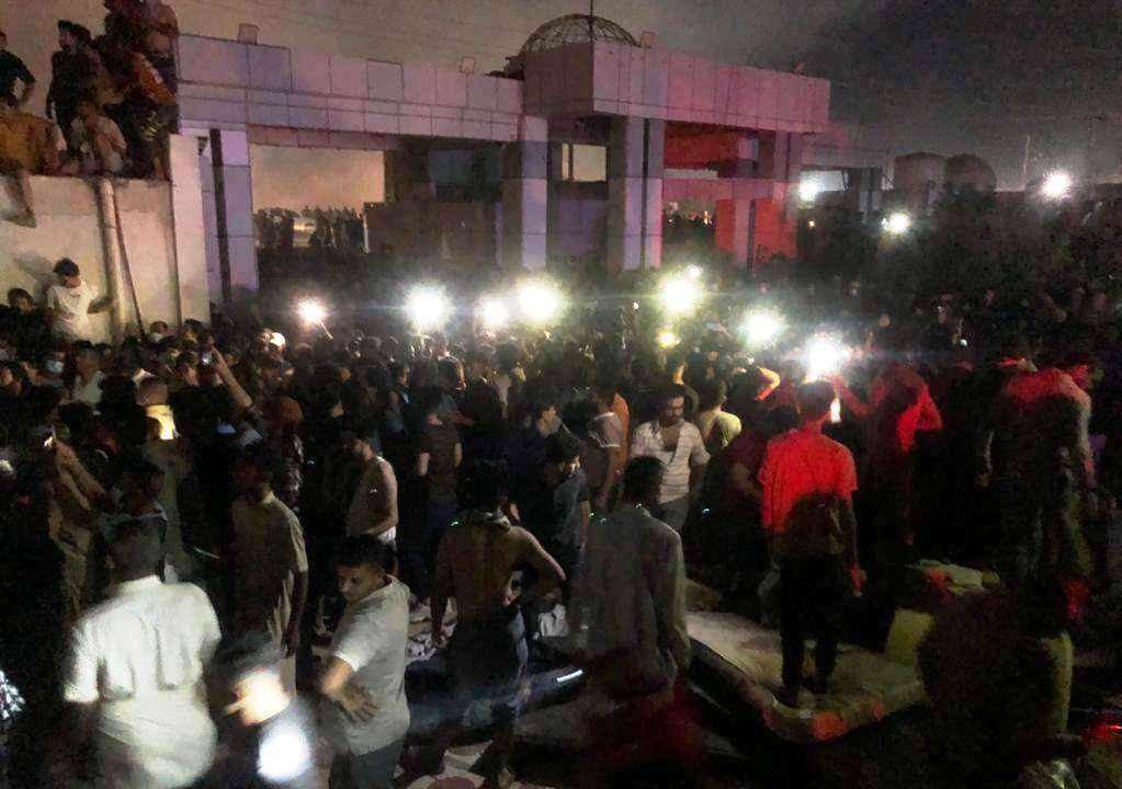 أهالي المرضى احتشدوا أمام مبنى مستشفى الحسين وسط حالة من الفوضى والهلع