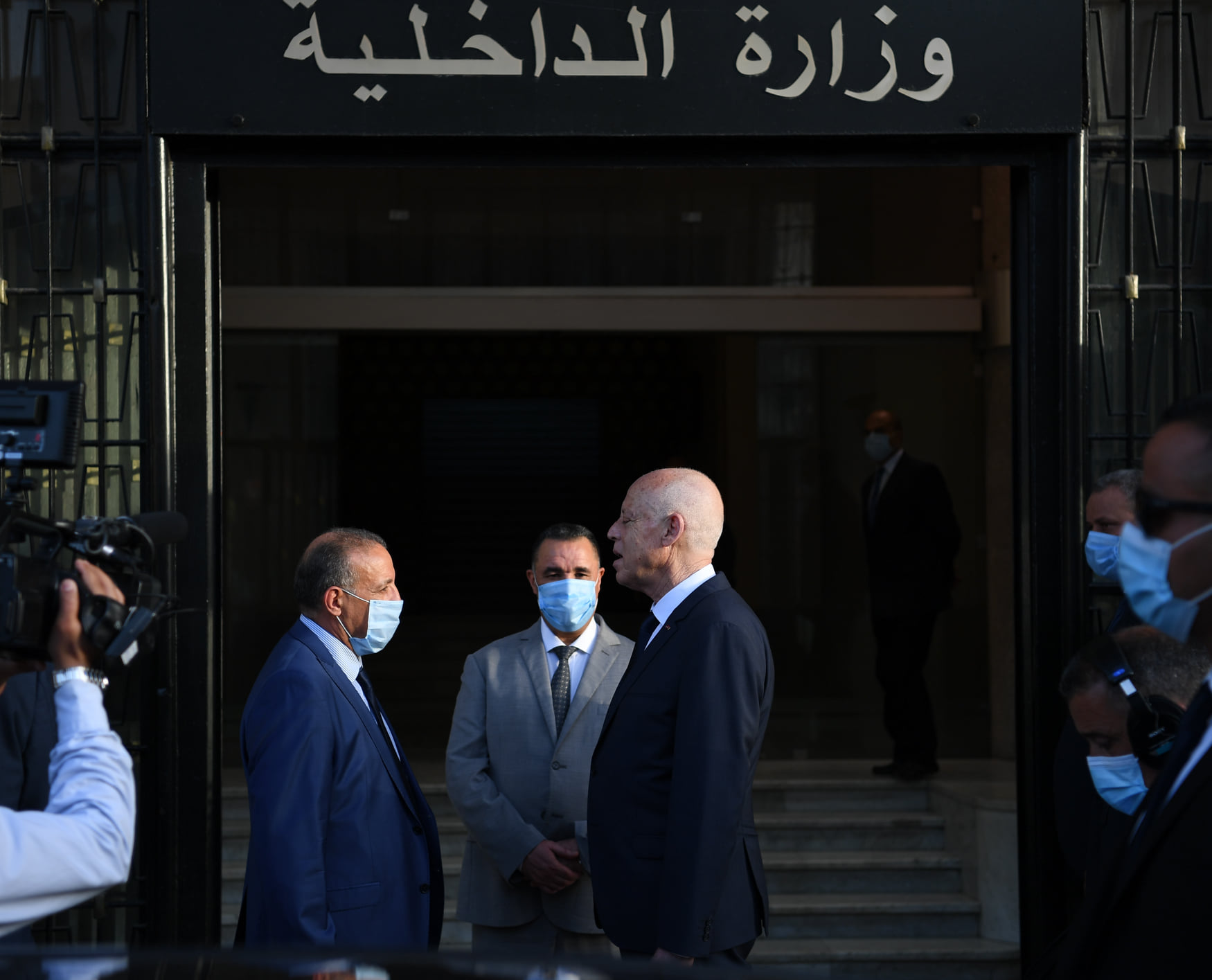 الرئيس التونسي قيس سعيد ووزير الداخلية رضا الغرسلاوي