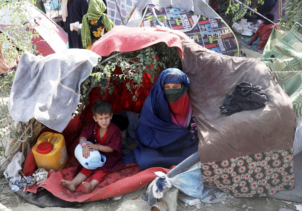 عائلات أفغانية تفر من مناطق القتال إلى حدائق وسط كابول