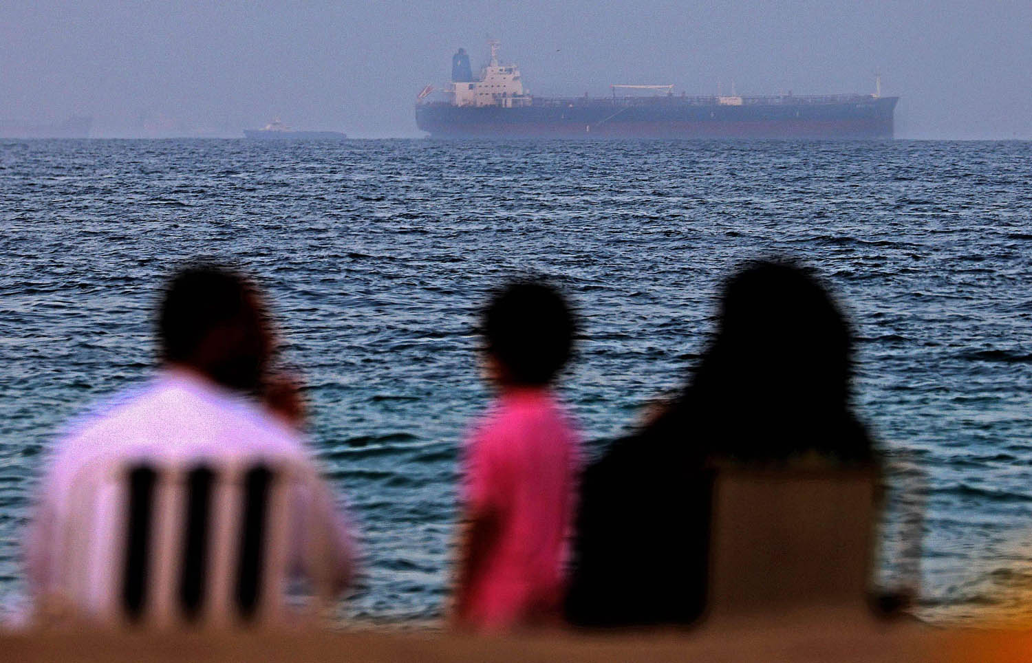 الناقلة ميرسر ستريت بعد اصابتها أمام ساحل الفجيرة