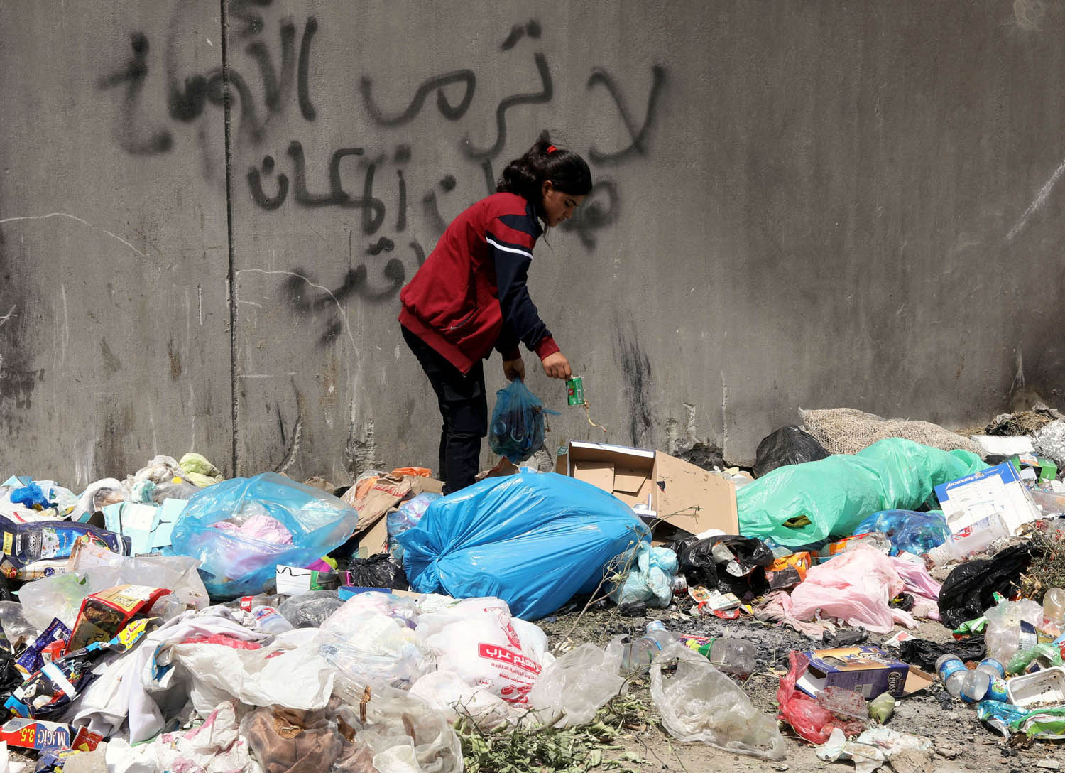 طفلة عراقية تجمع المعادن من اكوام الزبالة في كركوك بشمال العراق