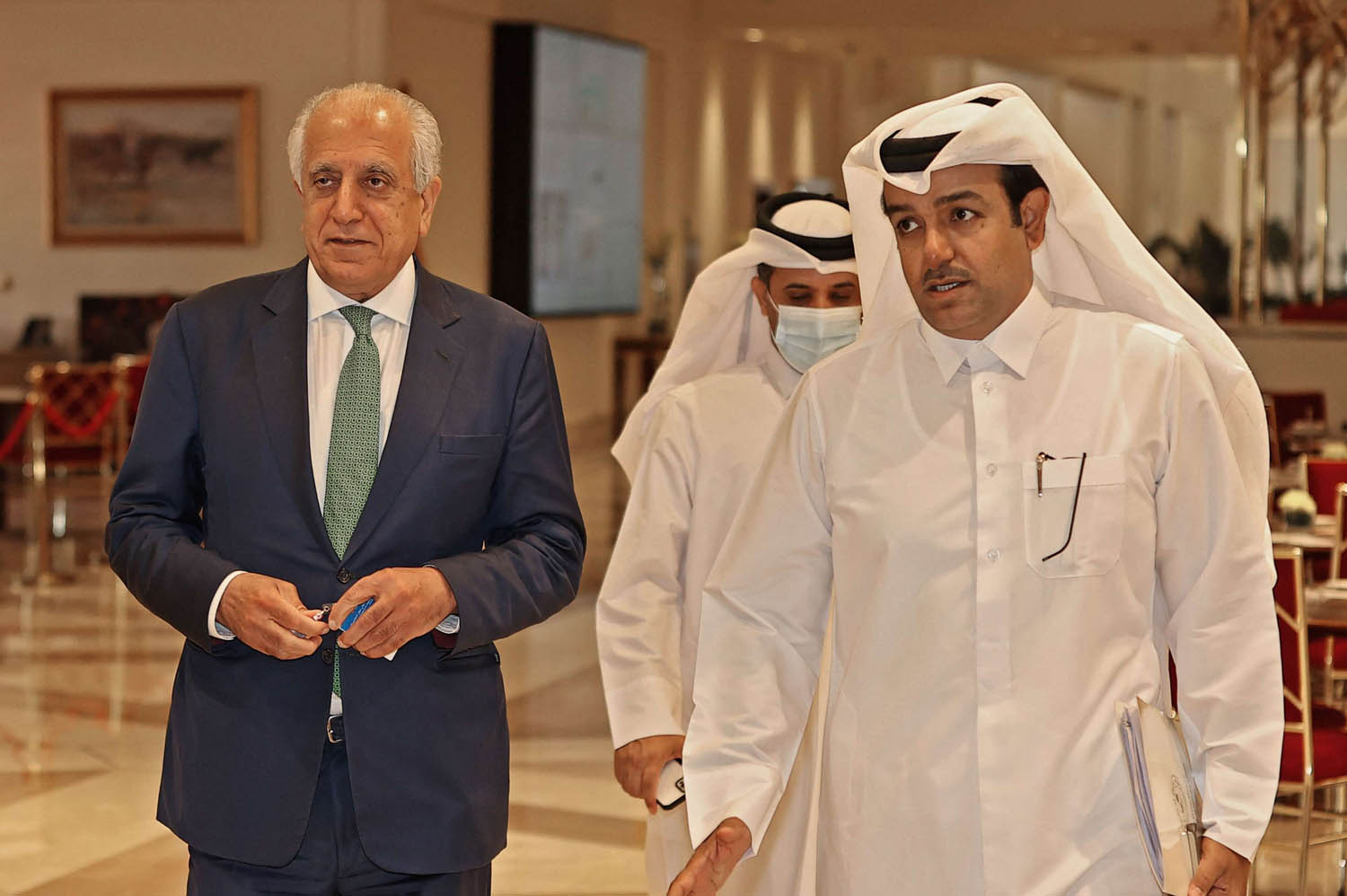 المبعوث الأميركي لأفغانستان زلماي خليل زاد مع مسؤول مكافحة الإرهاب في قطر مطلق القحطاني أثناء المفاوضات مع طالبان في الدوحة