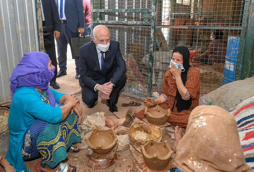 الرئيس التونسي يخوض معاركه السياسية مسنودا بحزام شعبي لا سياسي