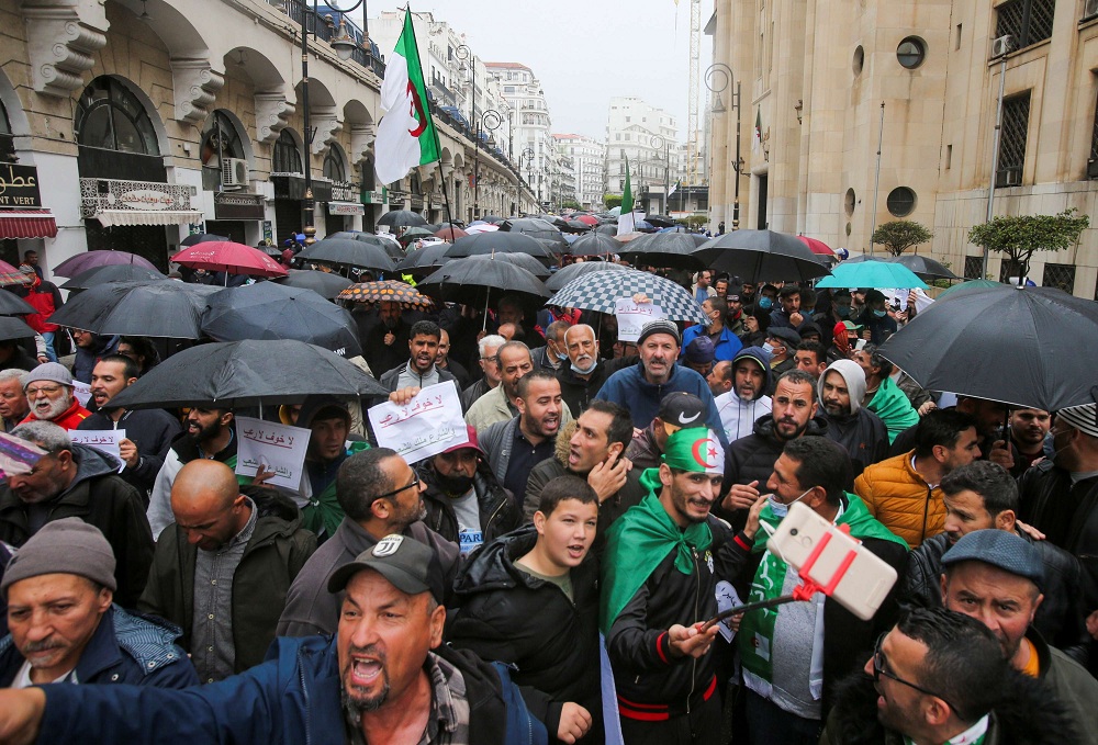 قادة الحراك الجزائري يتهمون النظام بشن حملة ترهيب لوأد الاحتجاجات