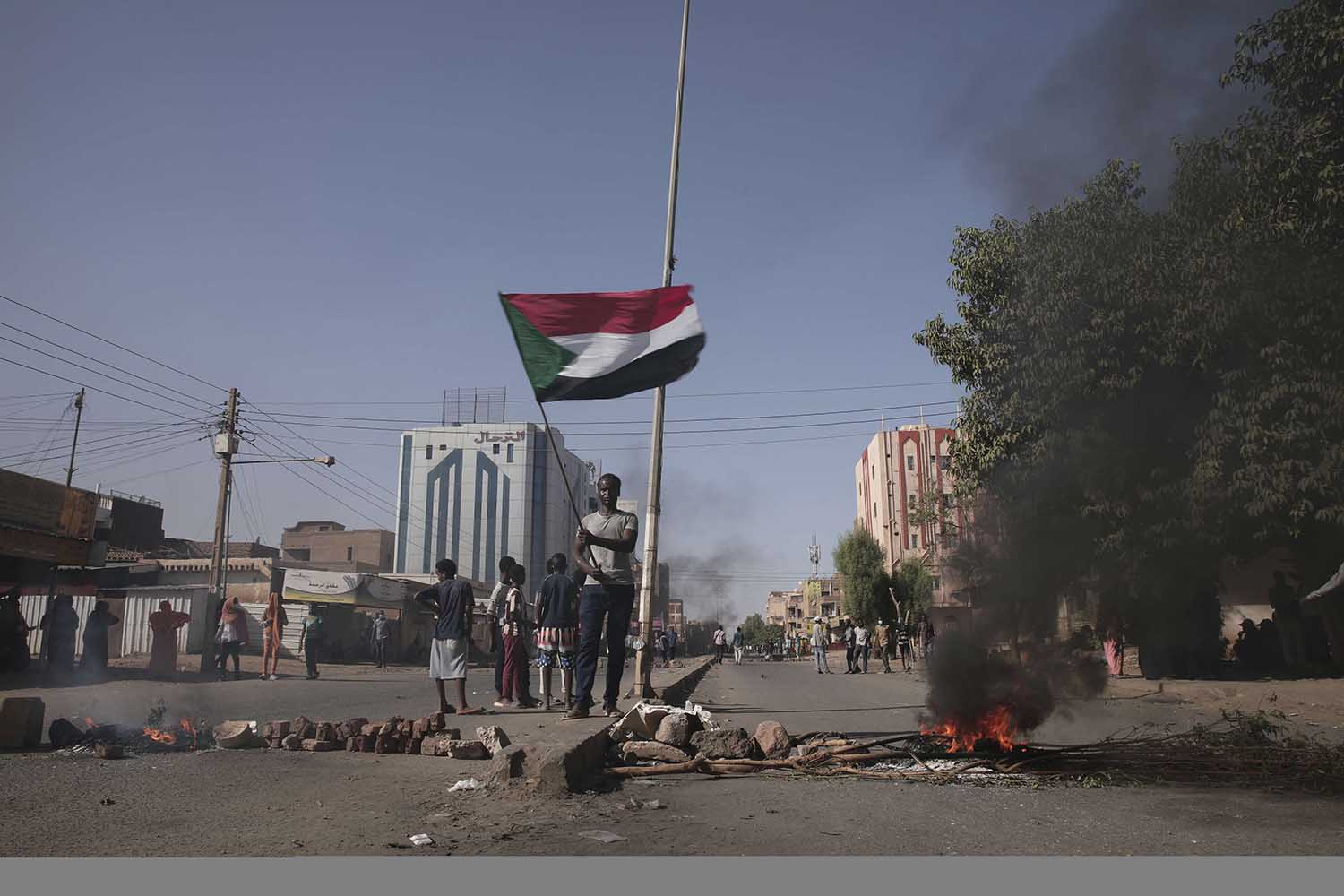 الدخان الأسود مازال متصاعدا في السودان ولا مؤشرات على تحوله للأبيض قريبا