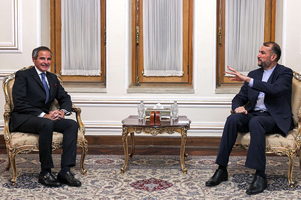 إيران ترخي الحبل للدبلوماسية دون الاستجابة للمطالب الدولية