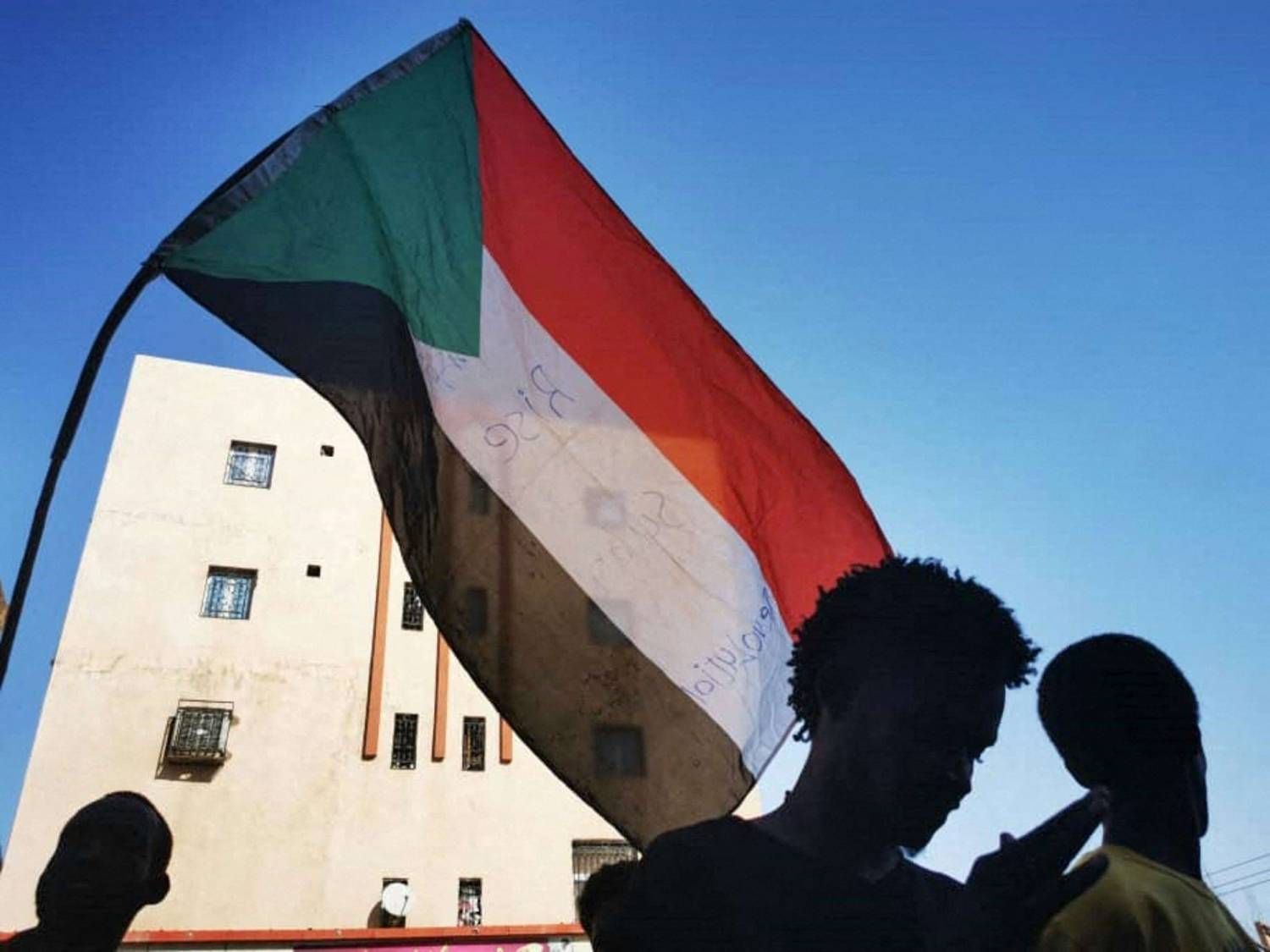 أزمة قد ترجع السودان إلى الصفر