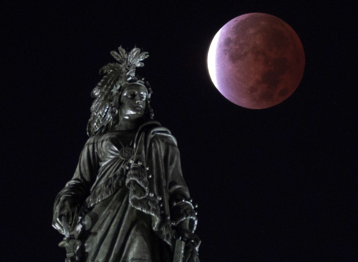 القمر الاحمر