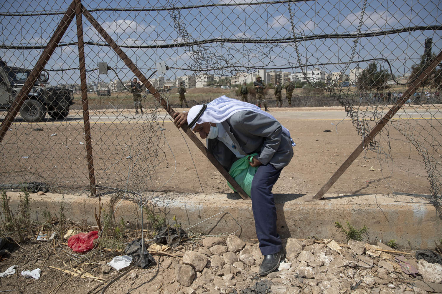عامل فلسطيني يعبر منطقة الاسلاك الشائكة الفاصلة بين غزة واسرائيل