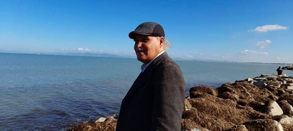 'طفل وقمر وغبار'