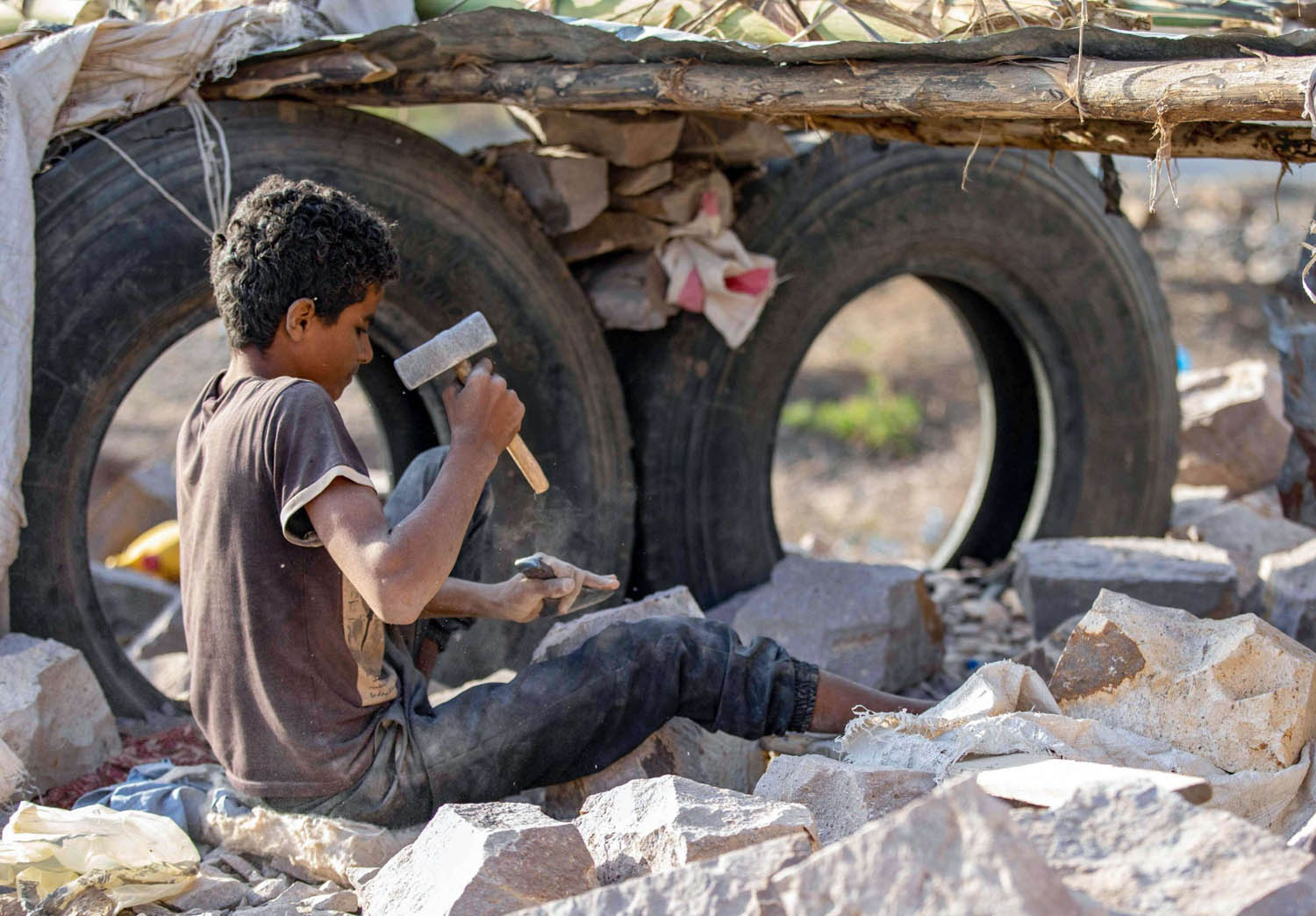 طفل يمني في ورشة بتعز