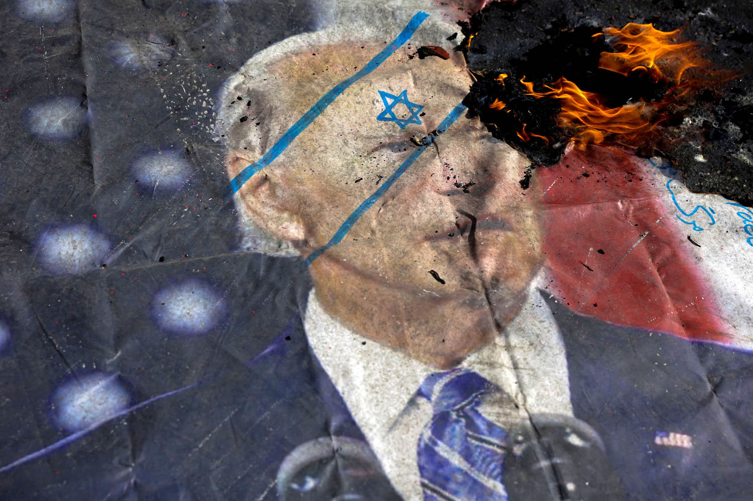 متظاهرون إيرانيون يحرقون صورة للرئيس الأميركي جو بايدن