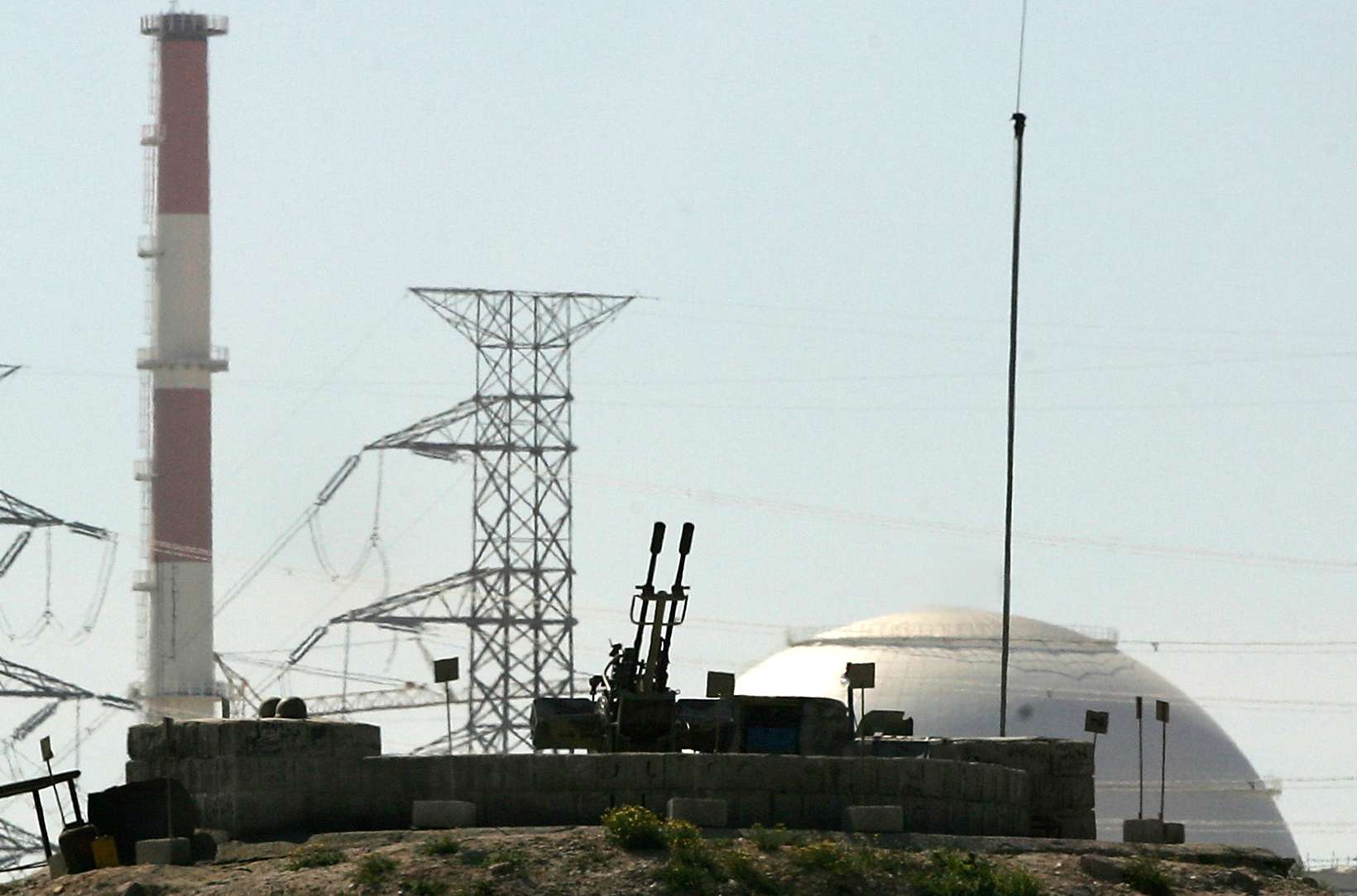 ماذا يحدث قرب محطة بوشهر النووية؟