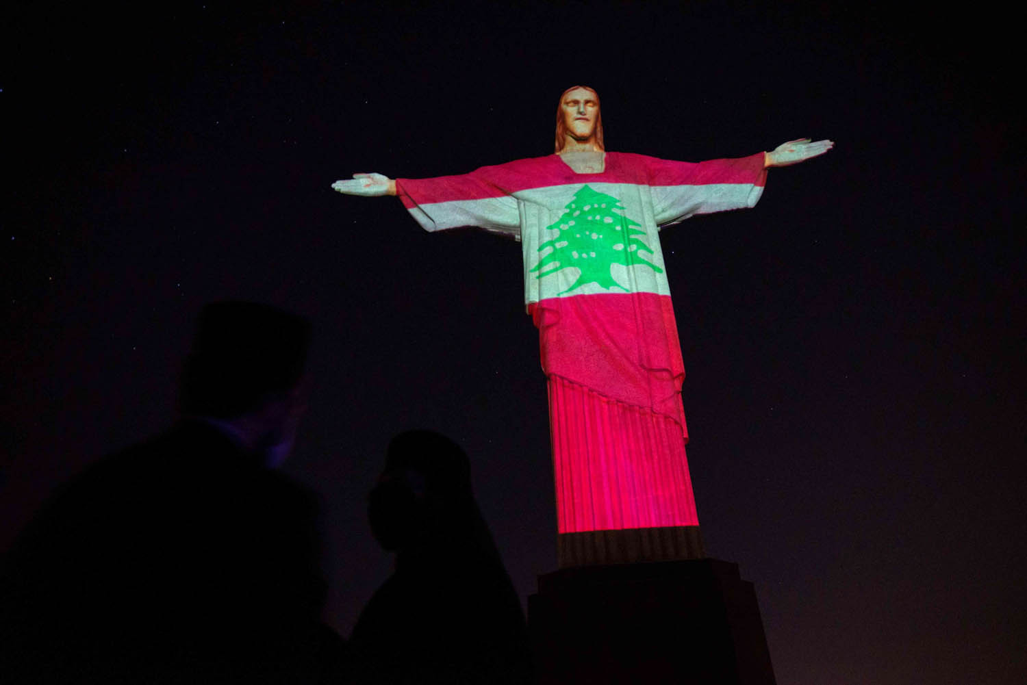 العلم اللبناني يضيء تمثال المسيح المخلص في ريو دي جانيرو