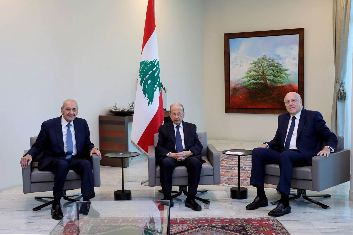 الرؤساء ميشال عون ونبيه بري ونجيب ميقاتي في قصر بعبدا في لبنان