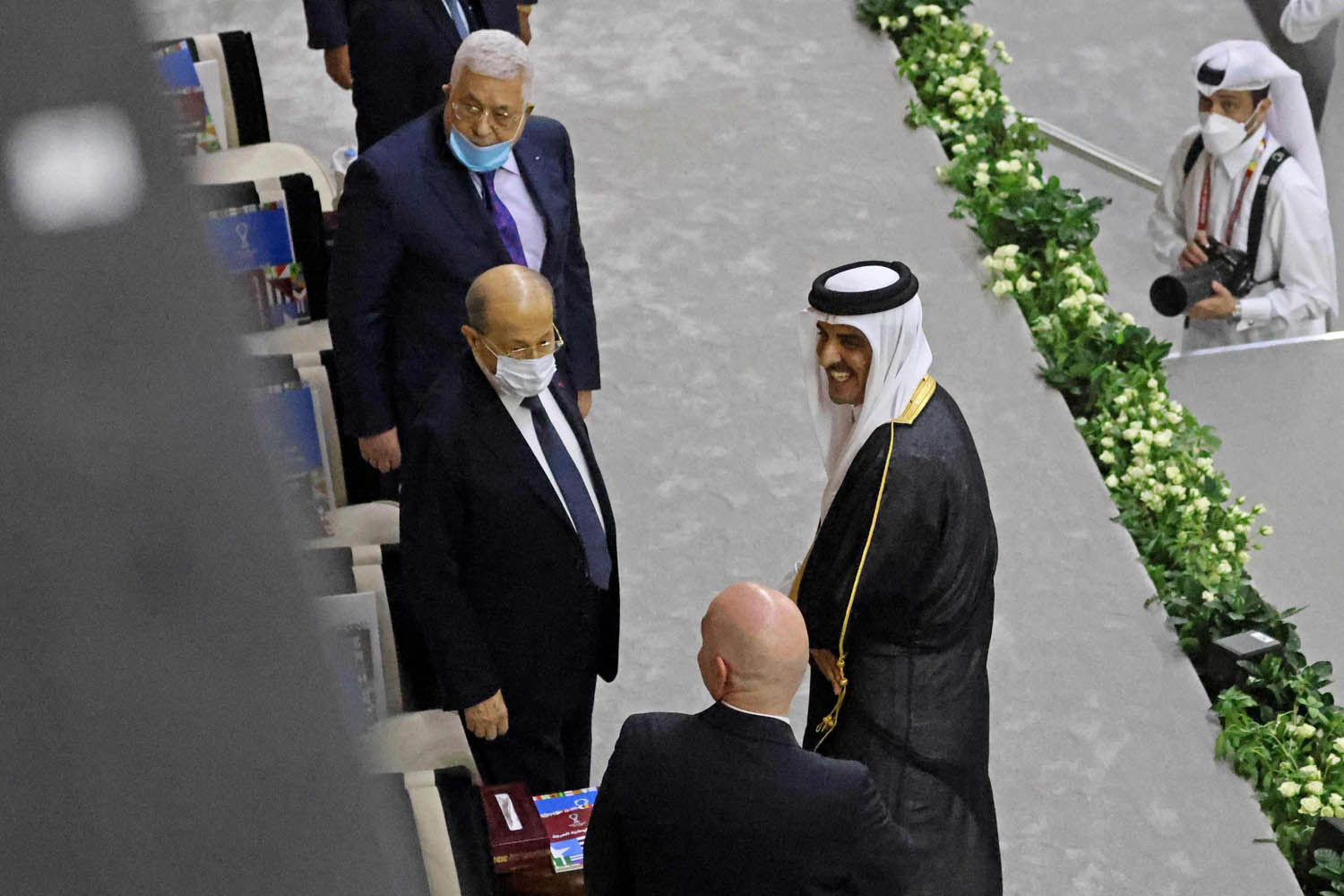 أمير قطر الشيخ تميم بن حمد مع الرئيسين اللبناني ميشال عون والفلسطيني محمد عباس في افتتاح "كأس العرب" في الدوحة