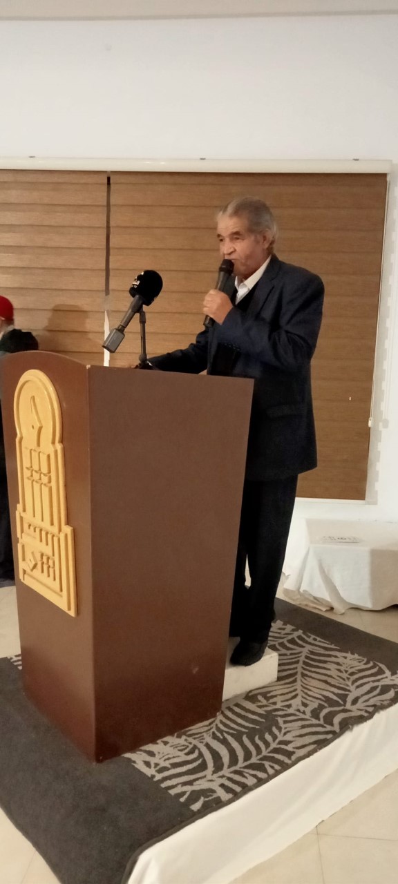 الشعر فيه الحصن والمدينة والجدار العالي