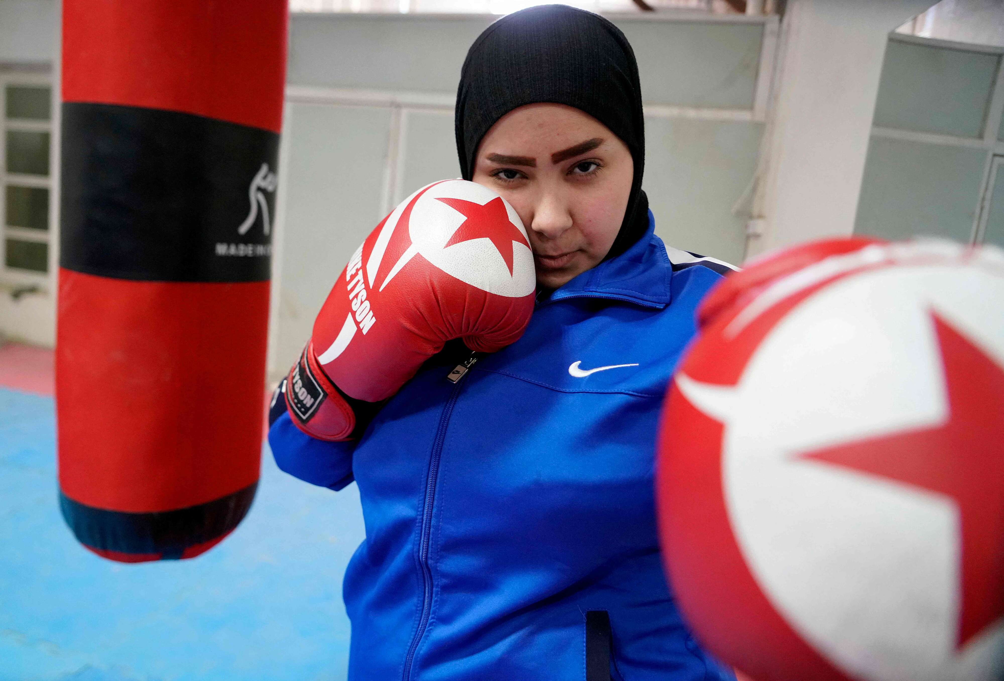  علا مصطفى خلال جلسة تدريب ملاكمة في الجامعة الإسلامية في النجف