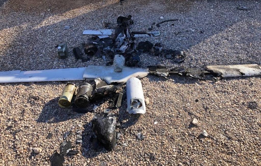 حطام طائرة مسيرة قال التحالف الدولي إنه دمرها قبل الوصول إلى هدفها