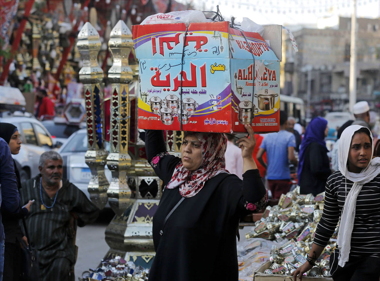 مصرية في سوق خلال شهر رمضان