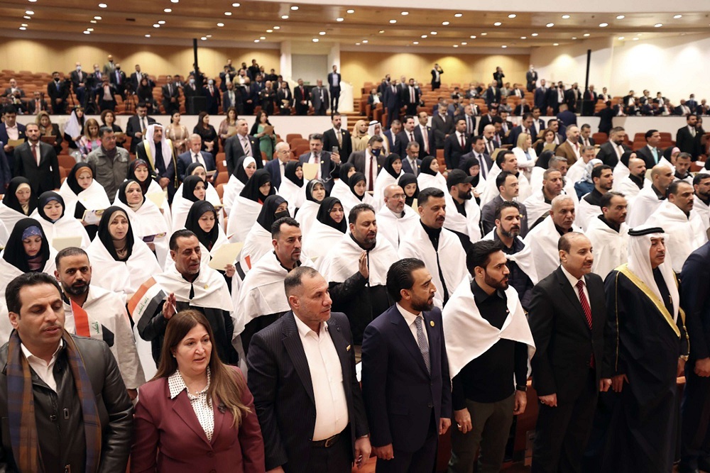 الحلبوسي يتوسط نواب الكتلة الصدرية الذين حضروا جلسة البرلمان مرتدين الأكفان