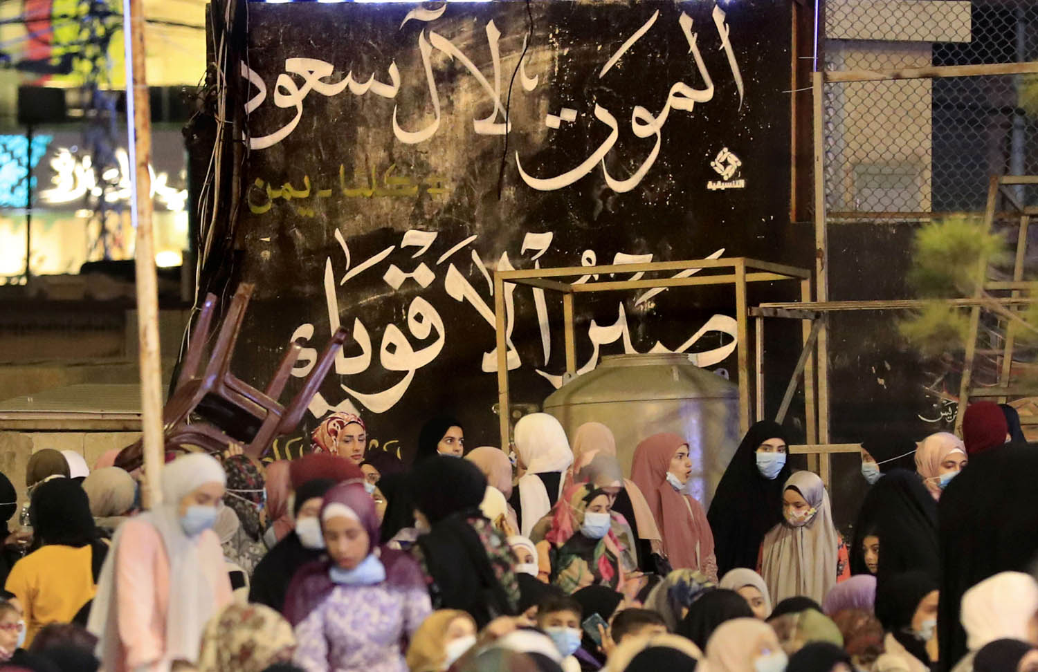 ناشطون من حزب الله في تجمع معادي للسعودية في بيروت