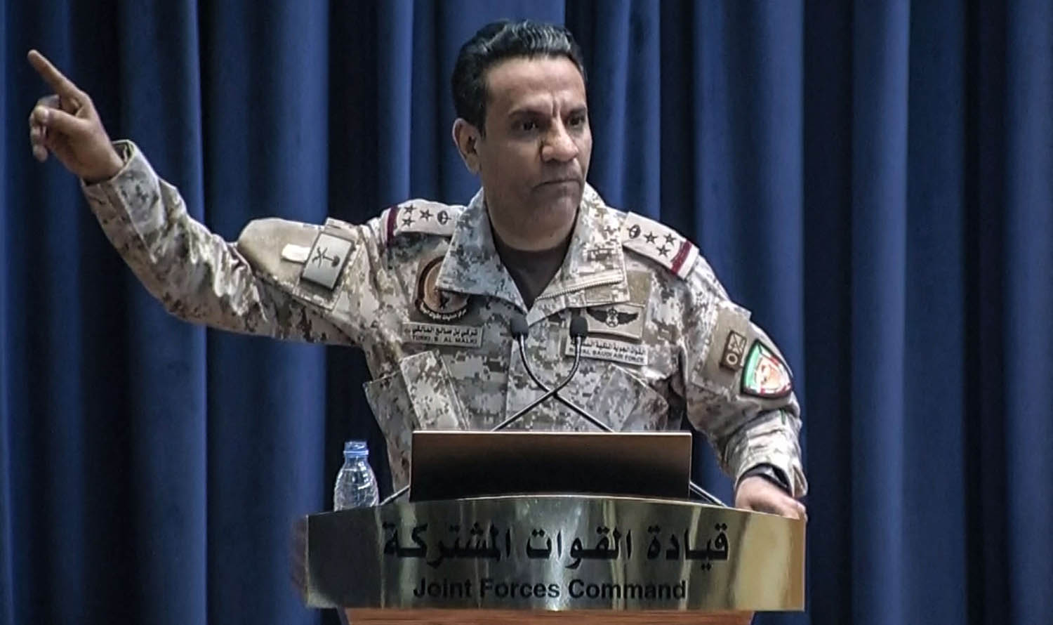 المتحدث باسم قوات التحالف تركي المالكي في مؤتمر صحفي