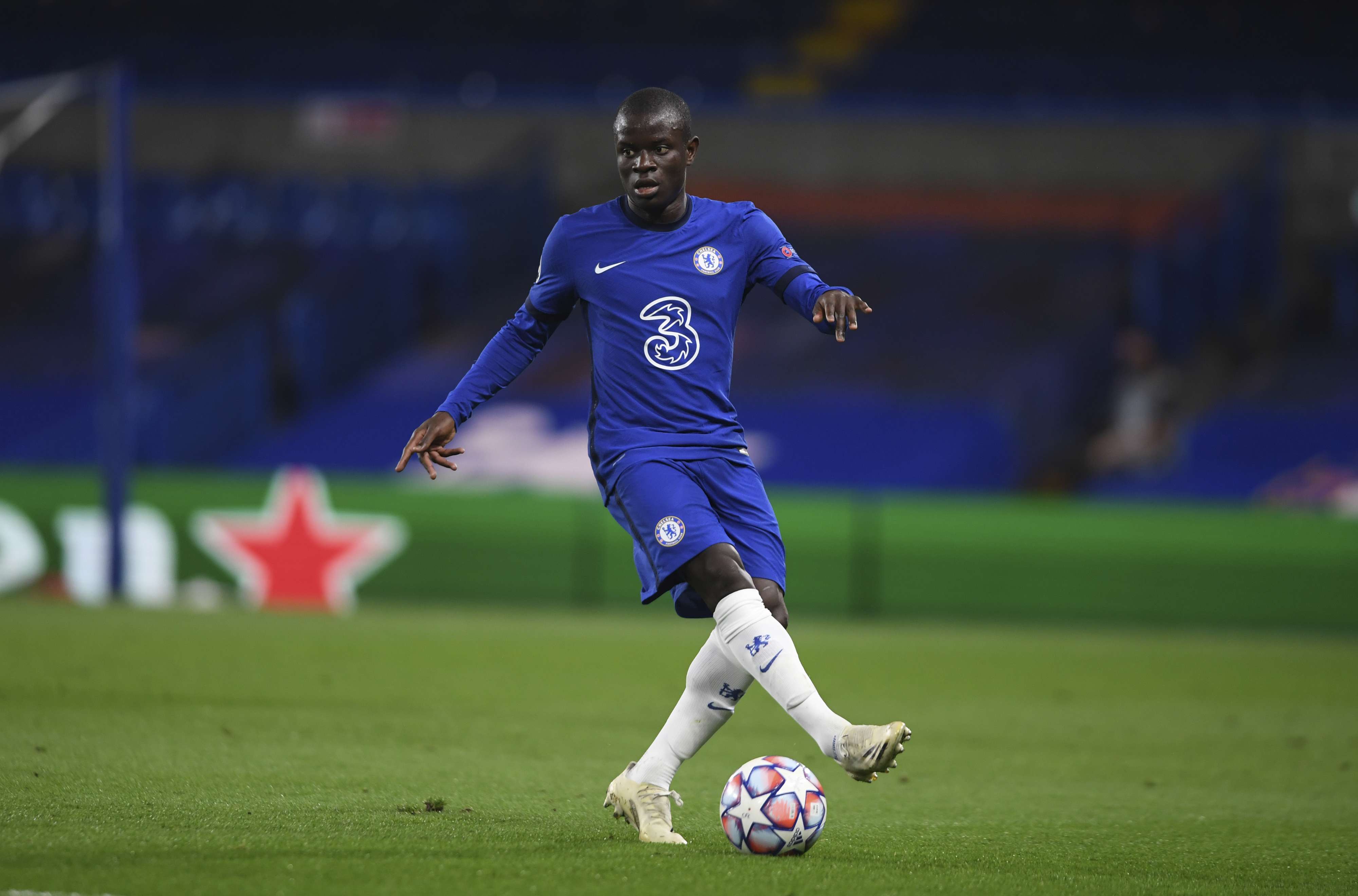  لاعب الوسط الدفاعي الفرنسي نغولو كانتي 
