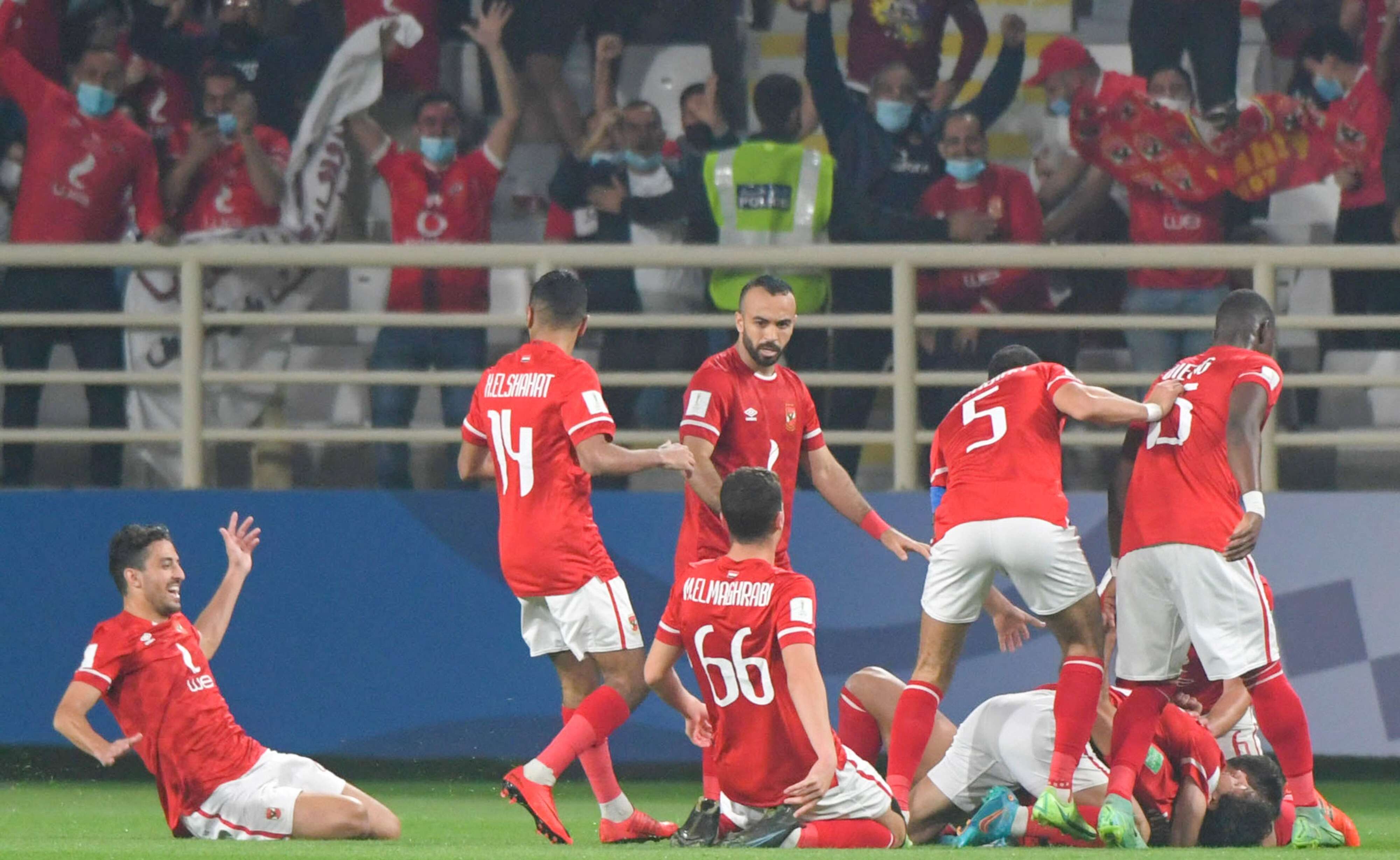 فريق القرن بمن حضر يرفع رأسه في كل مكان