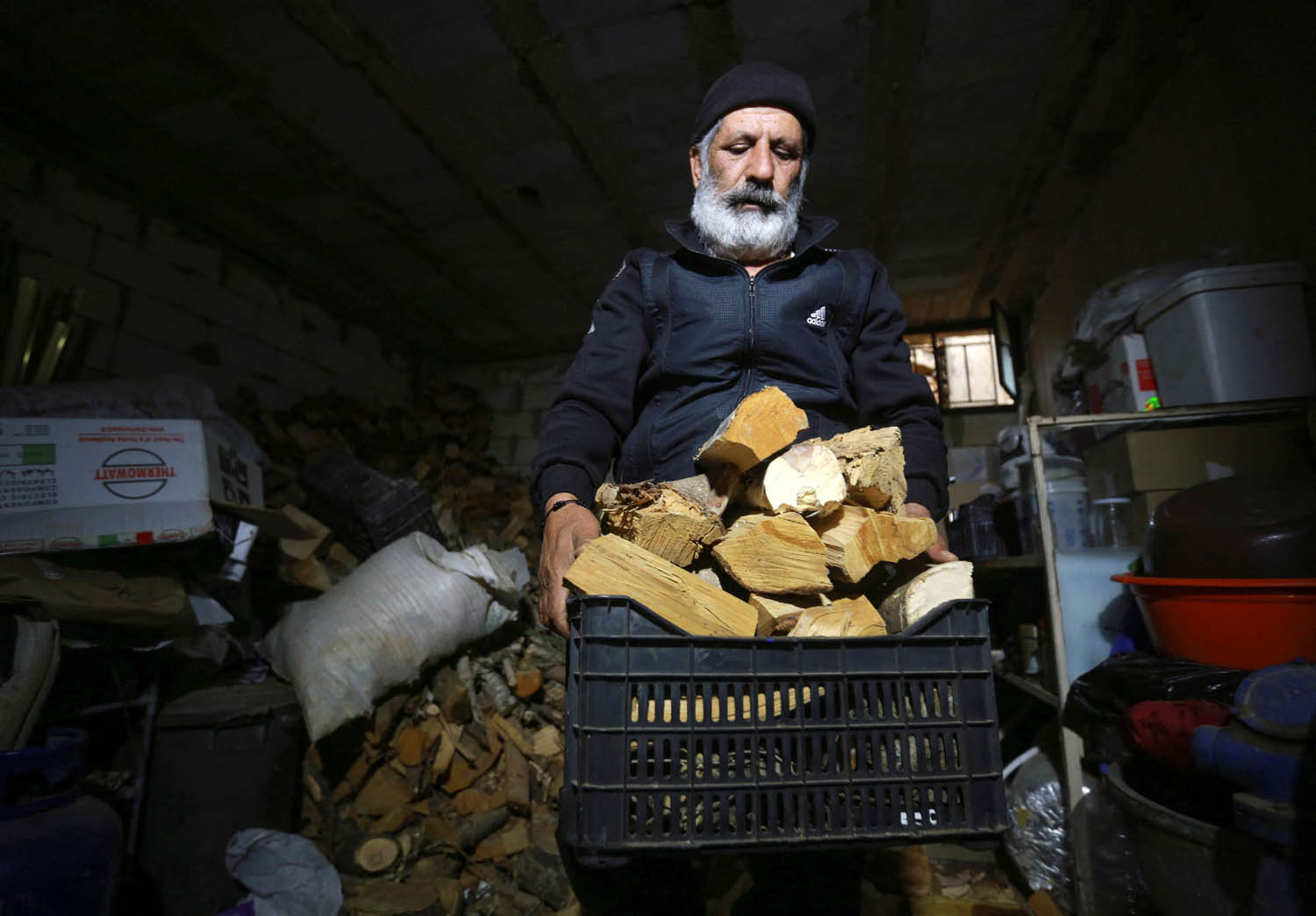 لبناني ينقل حطبا للتدفئة بعد انقطاع واردات الوقود