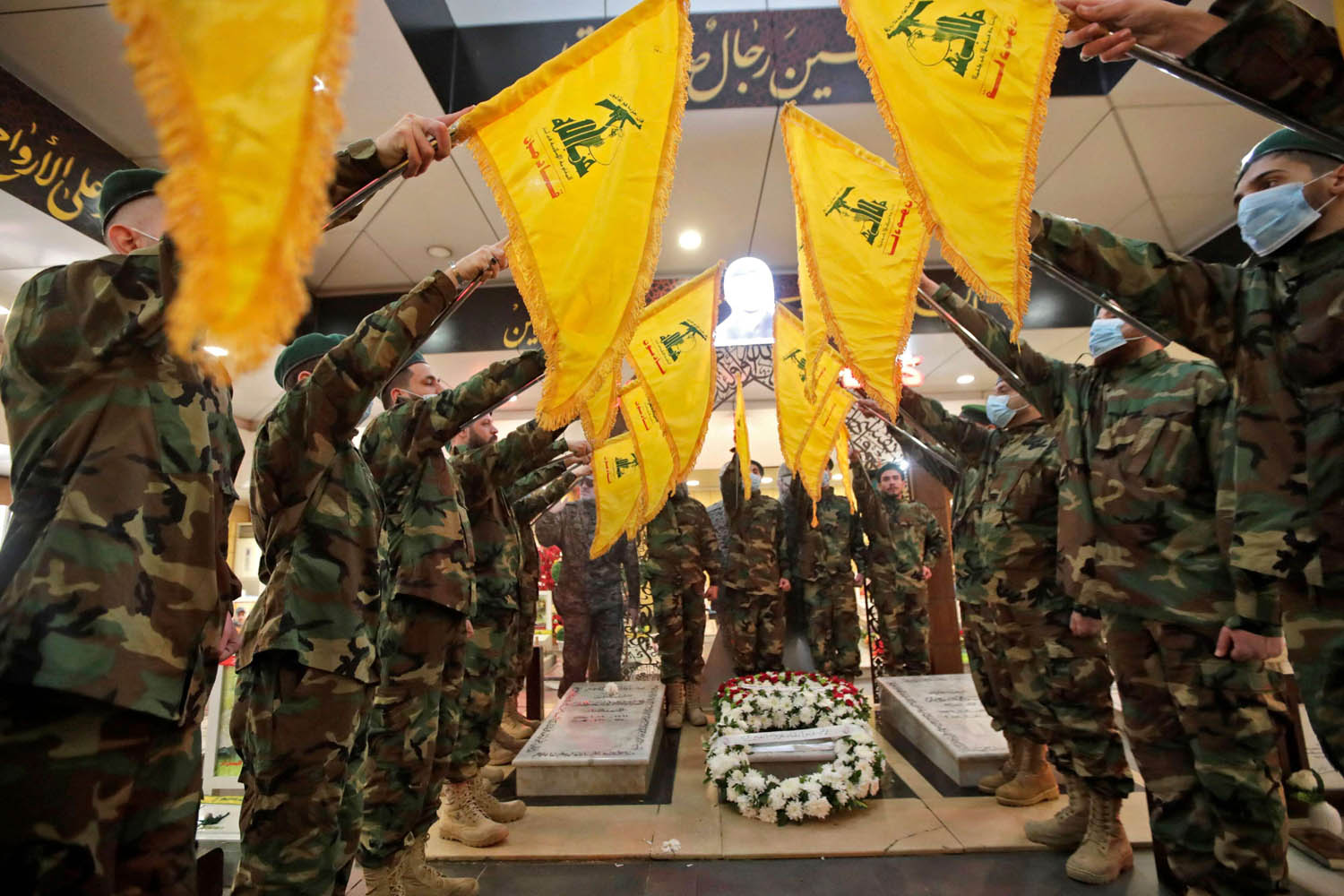 مقاتلون من حزب الله في احياء ذكرى قتلاهم