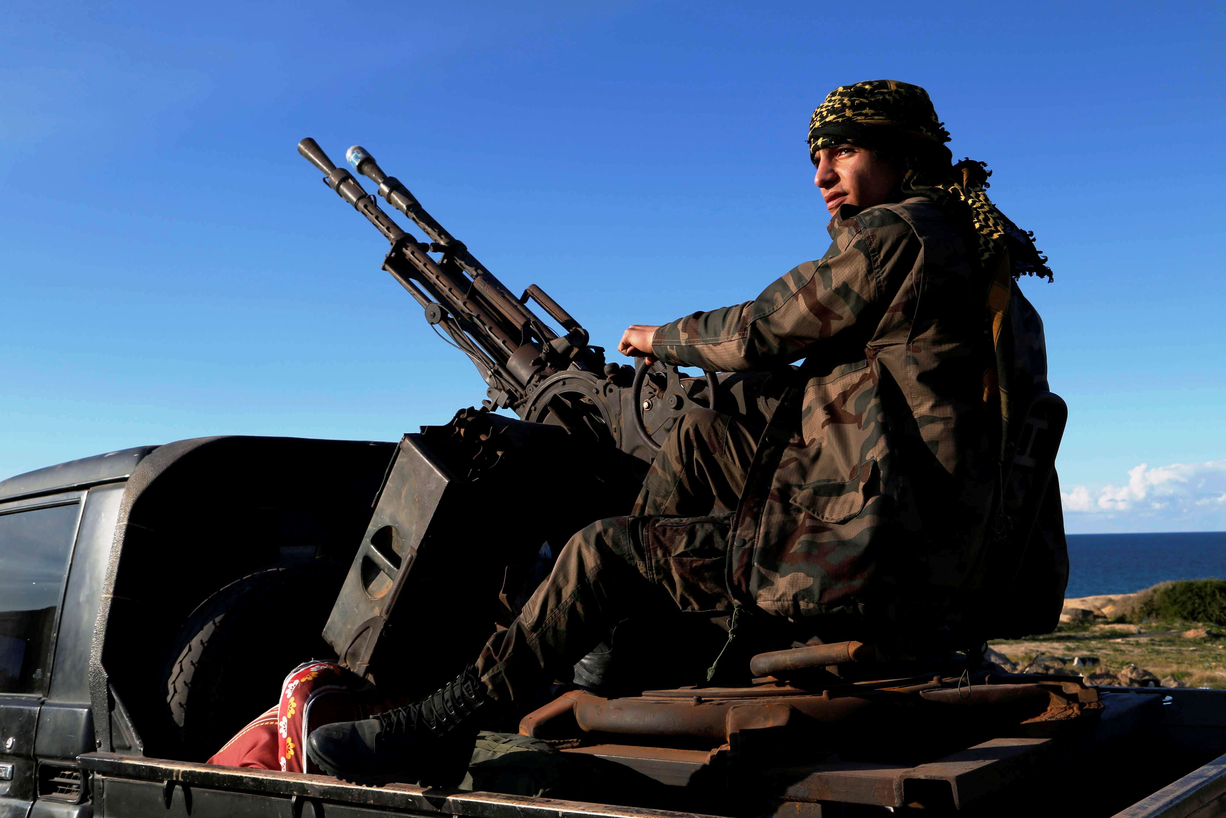 مخاوف من عودة ليبيا لمربع العنف والسلاح مع استمرار الخلافات والانقسامات السياسية